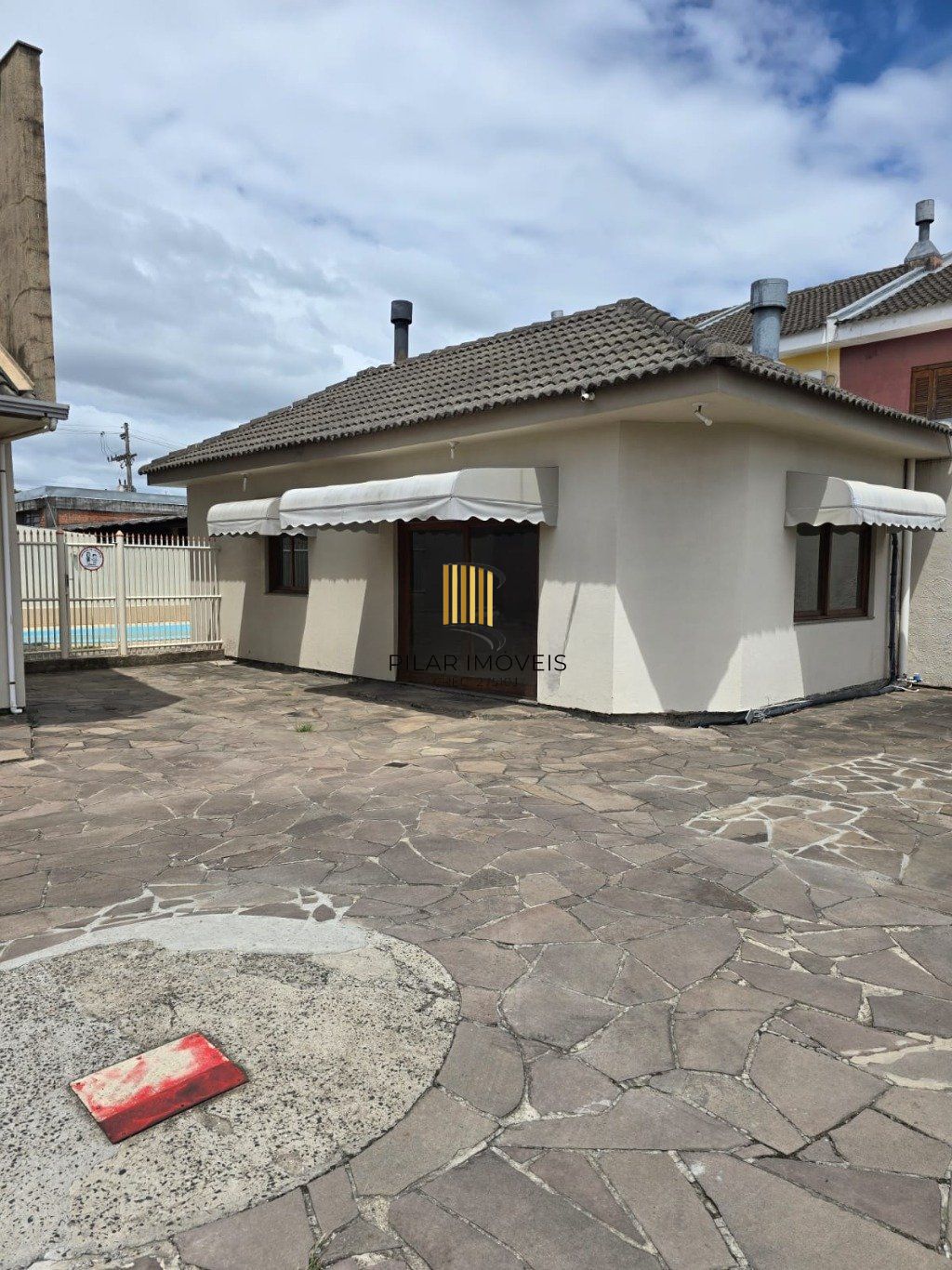 Casa de 3 dormitórios com  uma vaga de garagem no bairro Niterói Canoas.