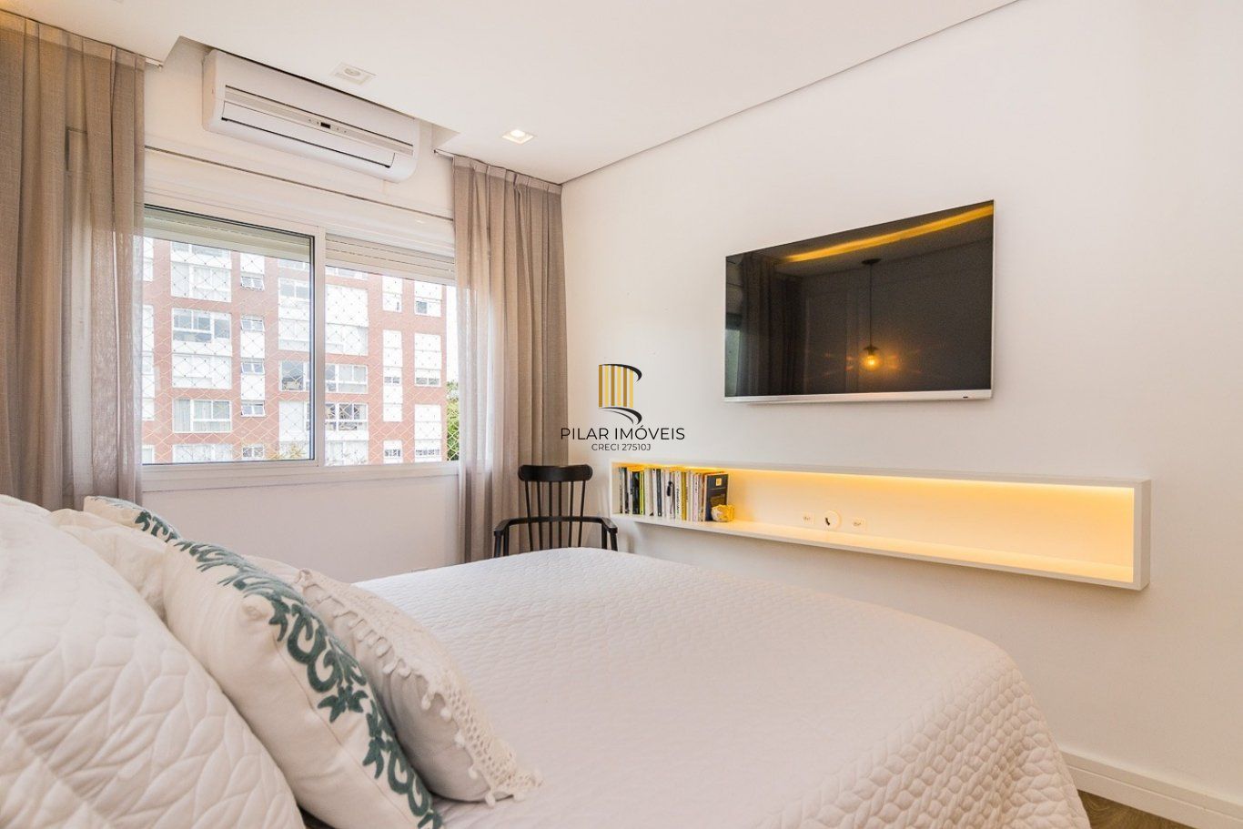 Apartamento com 2 quartos (1 suíte) e 2 vagas de garagem no Bairro Mont Serrat.