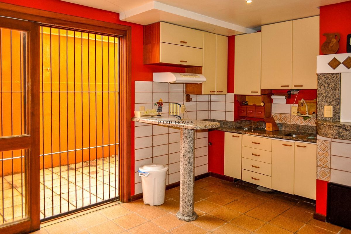 Ótima Casa condomínio pronta para morar, semi mobiliada, Bairro Menino Deus