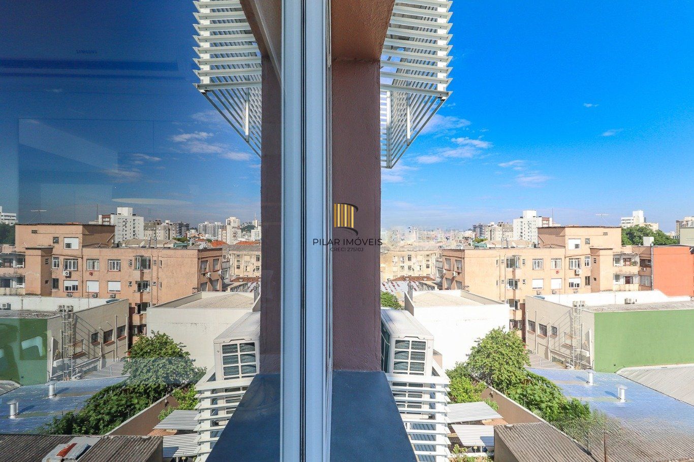 Apartamento de 3 dormitórios e 1 vaga de garagem no bairro Azenha/Porto Alegre.