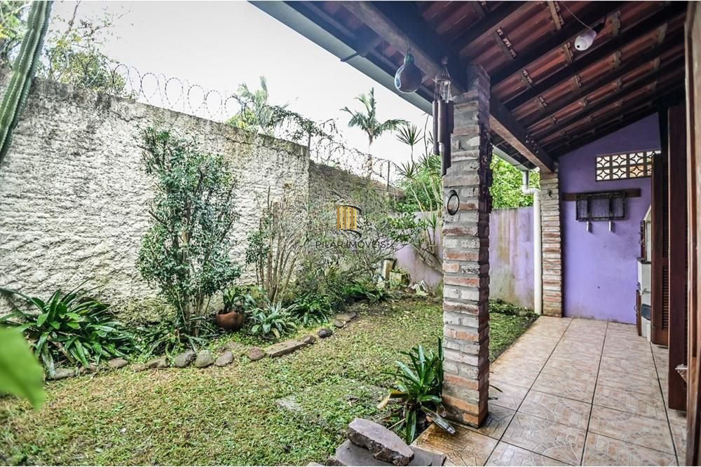 Casa em condomínio fechado de 2 quartos, suíte, 2 vagas no bairro Guarujá