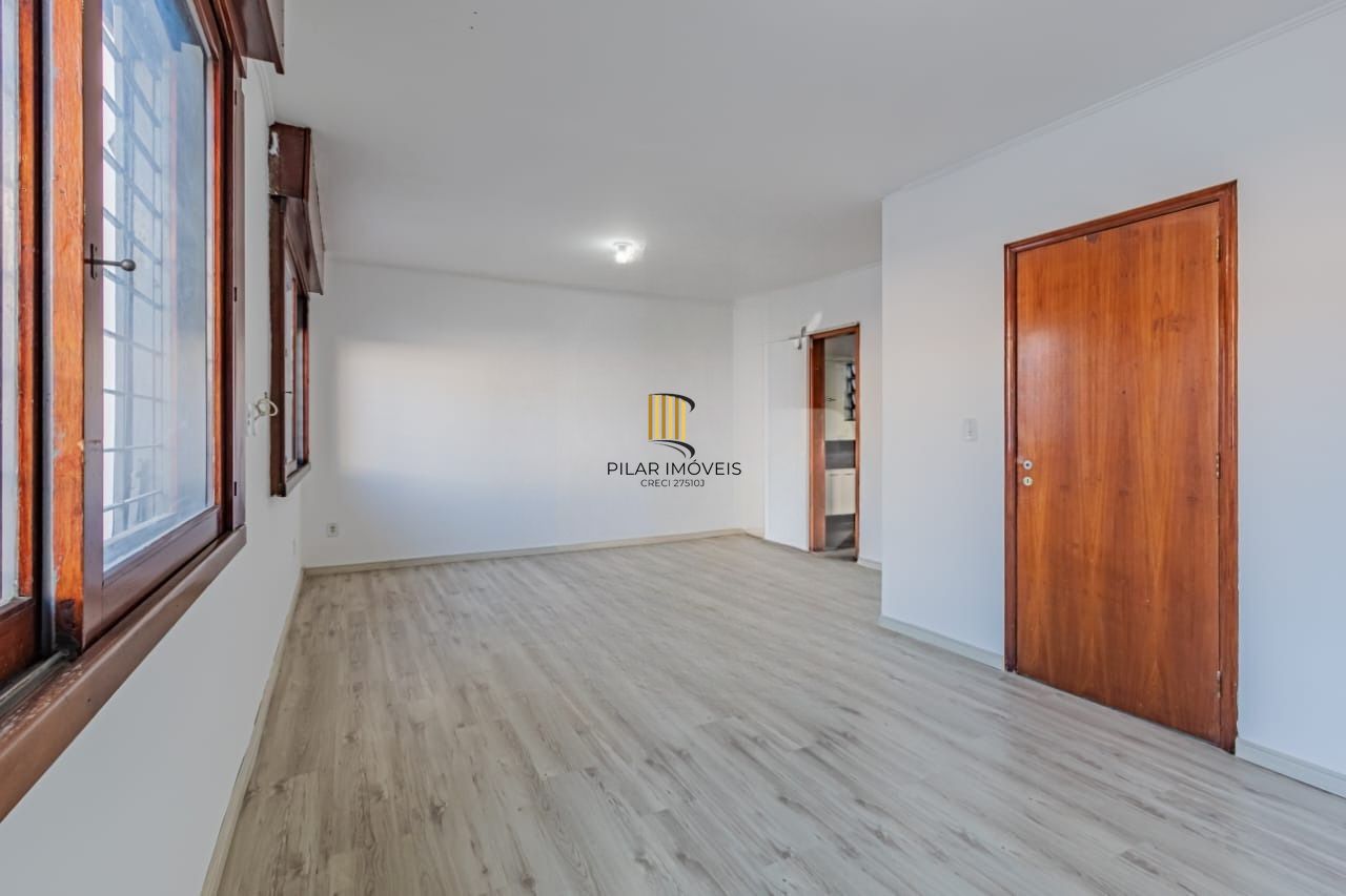 Casa com 3 dormitórios e 4 vagas no Bairro Jardim Lindóia
