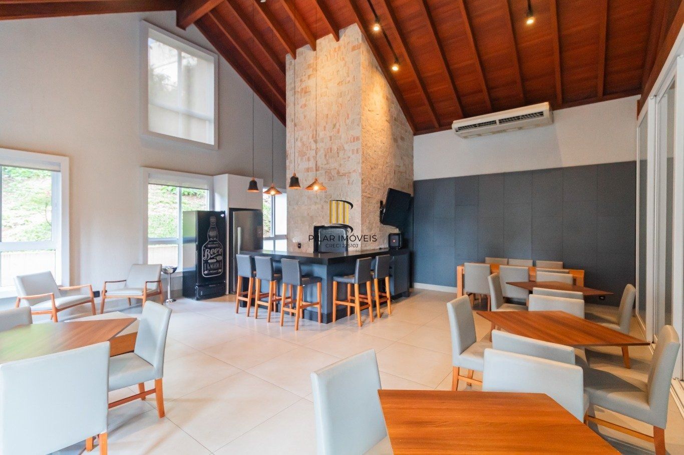 Apartamento com 3 quartos(1 suíte) e 2 vagas de garagem no Bairro Petrópolis