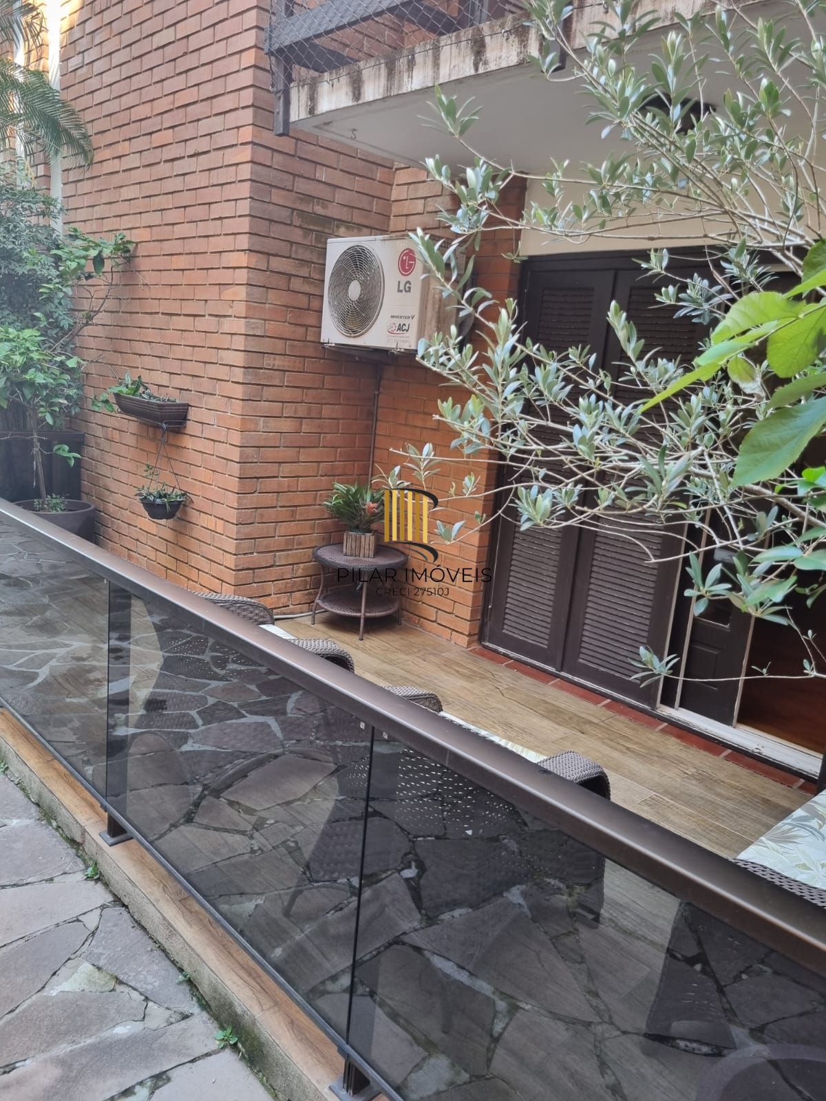 Apartamento térreo semi mobiliado de 3 dormitórios no bairro Cristal