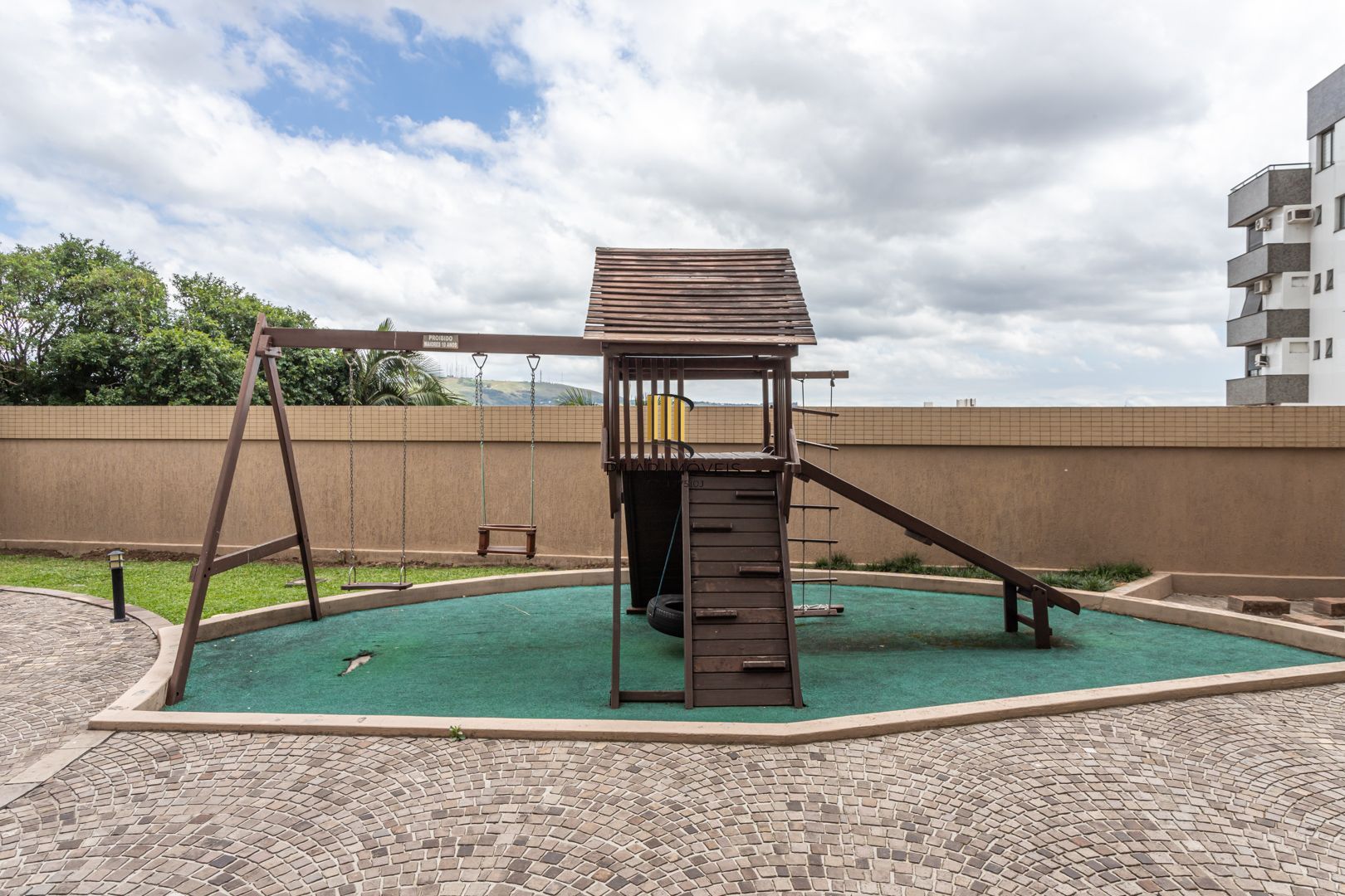 Apartamento de 97m², 2 dormitórios,1suíte, 3 vagas de garagem na rua Guararapes