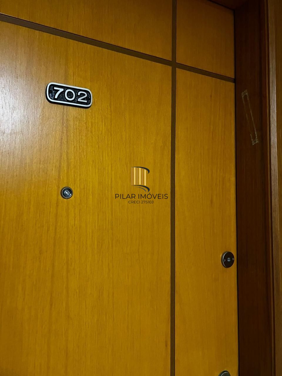 Apartamento de 2 dormitórios, elevador e duas vagas de garagem em Porto Alegre.