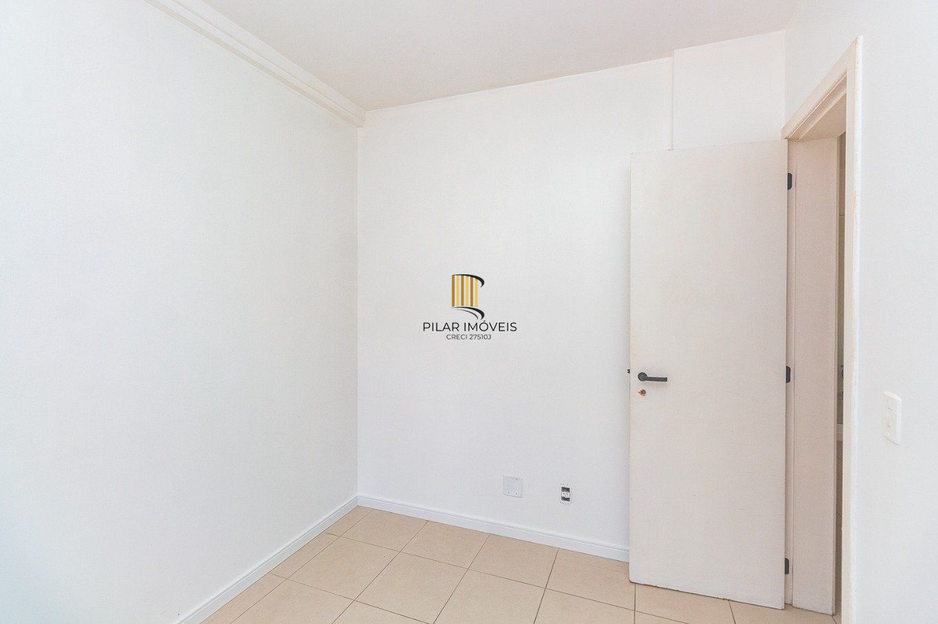 Apartamento com 2 quartos, 1 vaga, gás central e elevador no bairro Sarandi.