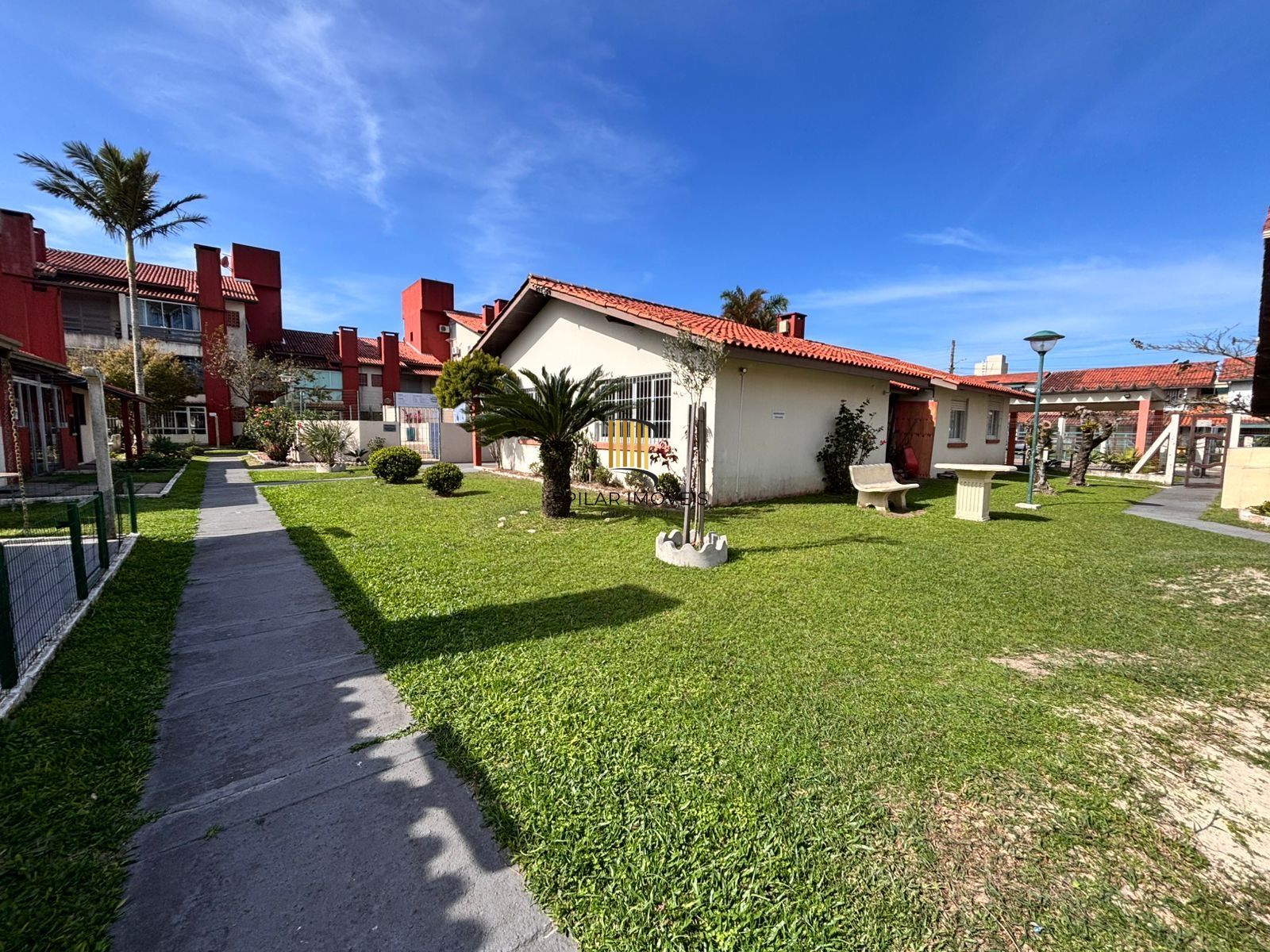 Sobrado 2 dormitórios com suite Condomínio Fechado Capão Novo