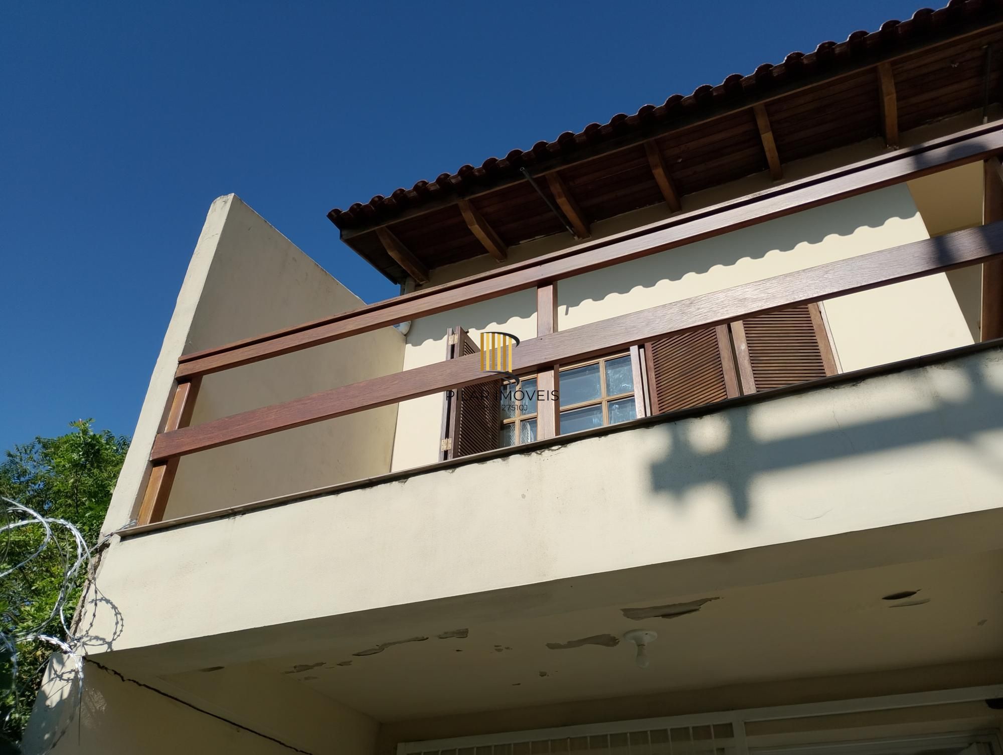 Casa com 3 quartos, 4 vagas de garagem e com pátio no bairro Parque Santa Fé