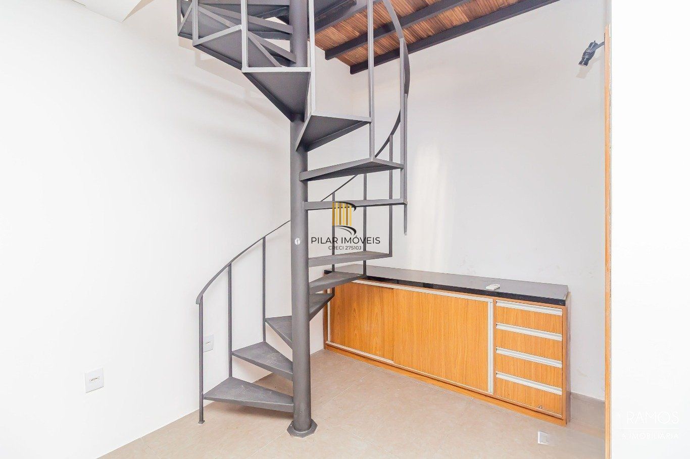 Prédio Comercial á venda com 2 salas e terraço no bairro Menino Deus