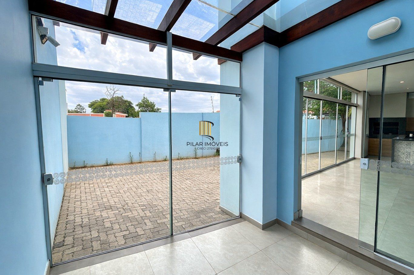 Casa  de 4 Dormitórios e 3 vagas de garagem em Canoas.