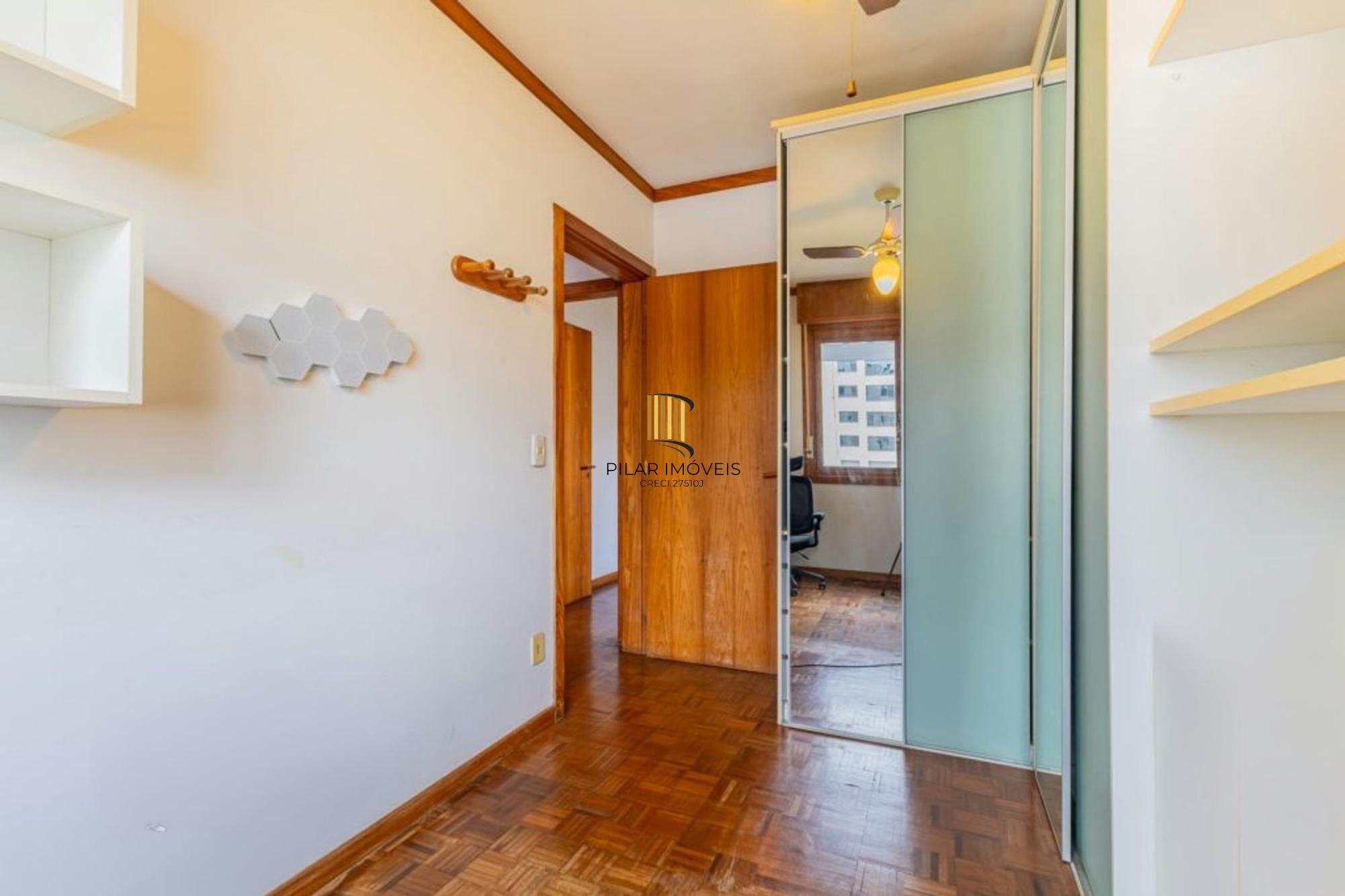 Apartamento com 3 quartos, 1 suíte, 3 vagas e elevador no Bairro São João.