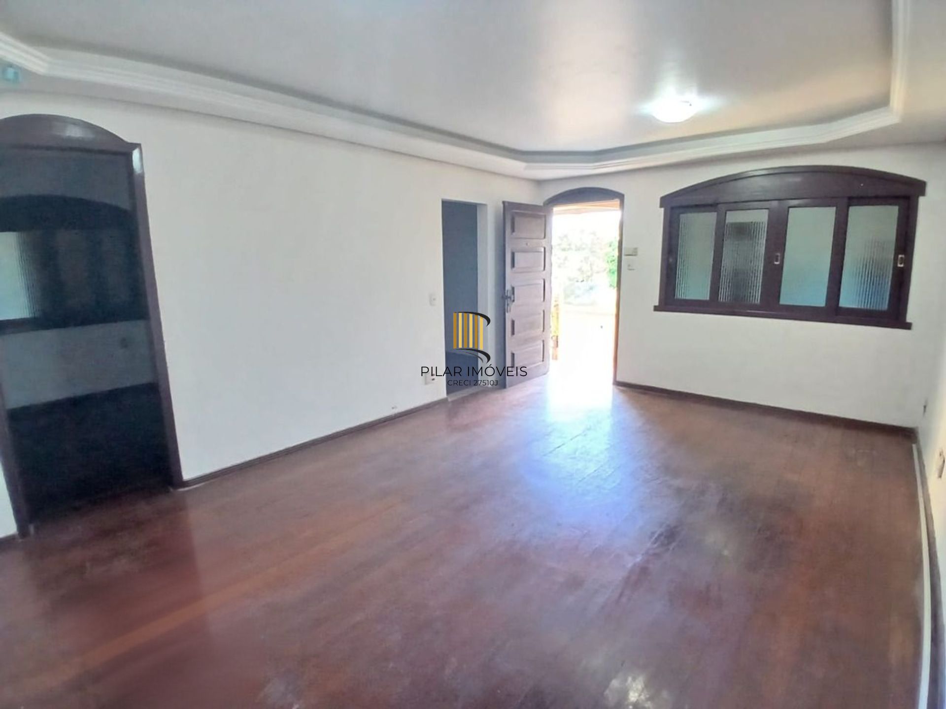 Casa de 3 dormitórios, piscina e 4 vagas de garagem em Canoas.