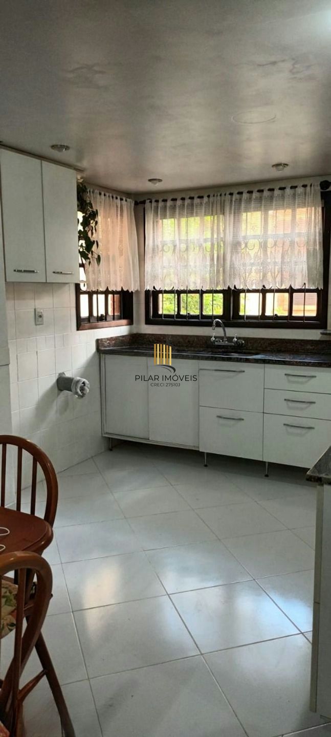 Casa com 3 quartos, 3 banheiros, churrasqueira no bairro Jardim São Pedro.