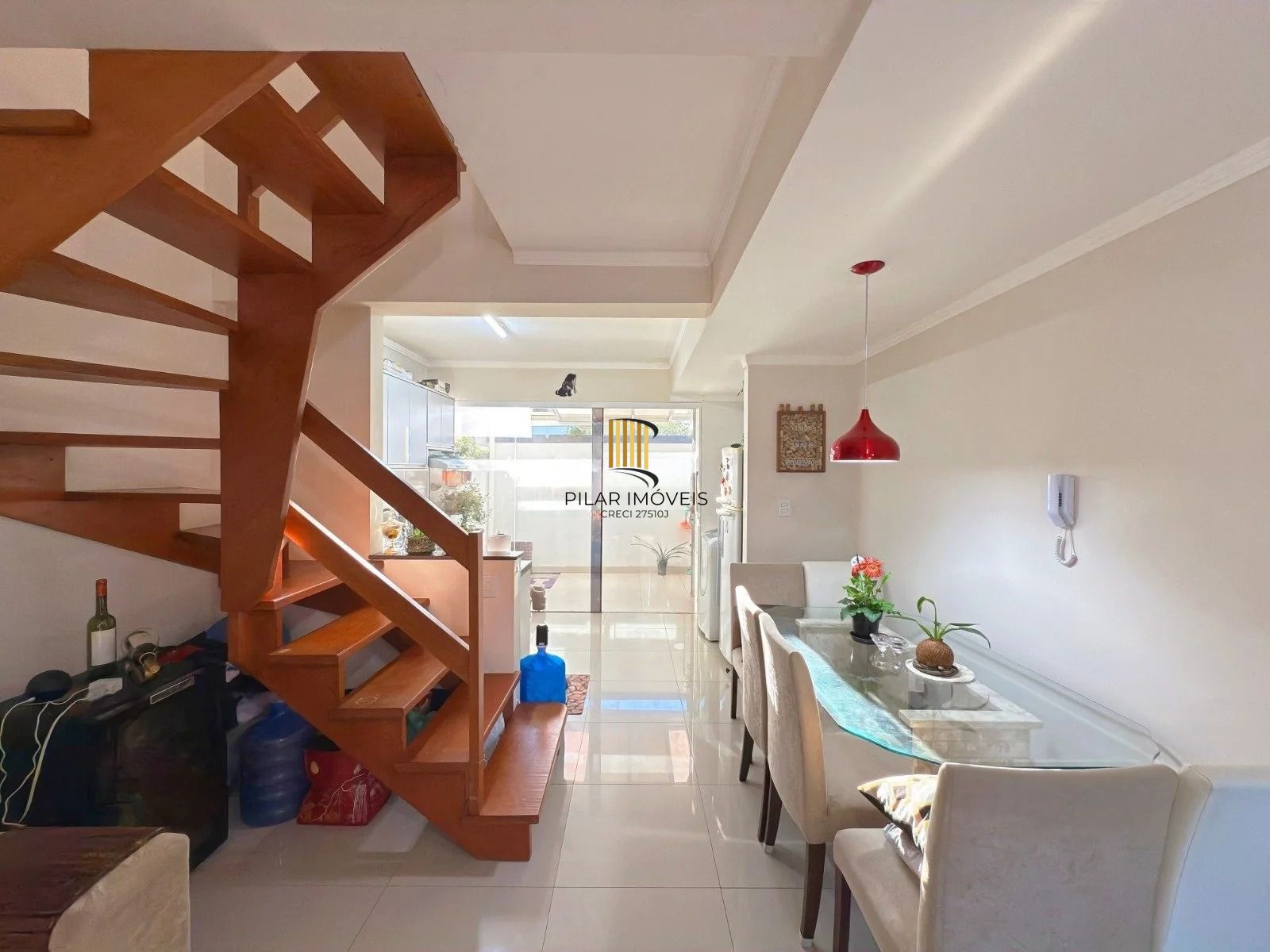 Casa com 2 quartos, 3 banheiros, pátio e churrasqueira no bairro Serraria