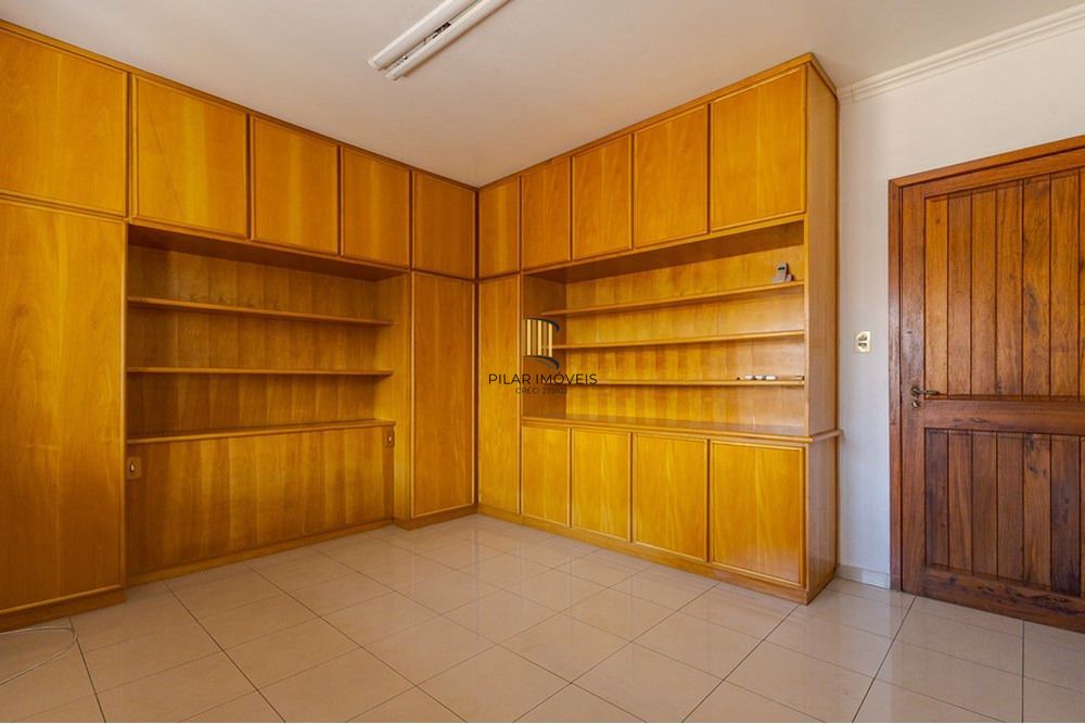 Casa com 4 quartos, 7 vagas e pátio no Bairro Higienópolis