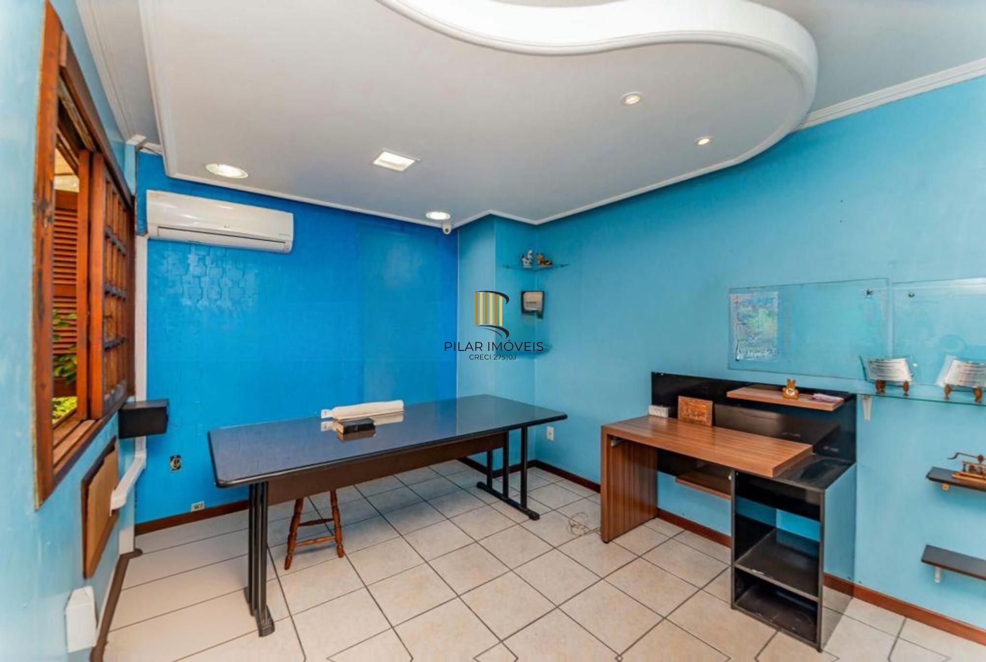 Casa de 3 quartos, churrasqueira, terraço, 2 vagas no bairro Glória.