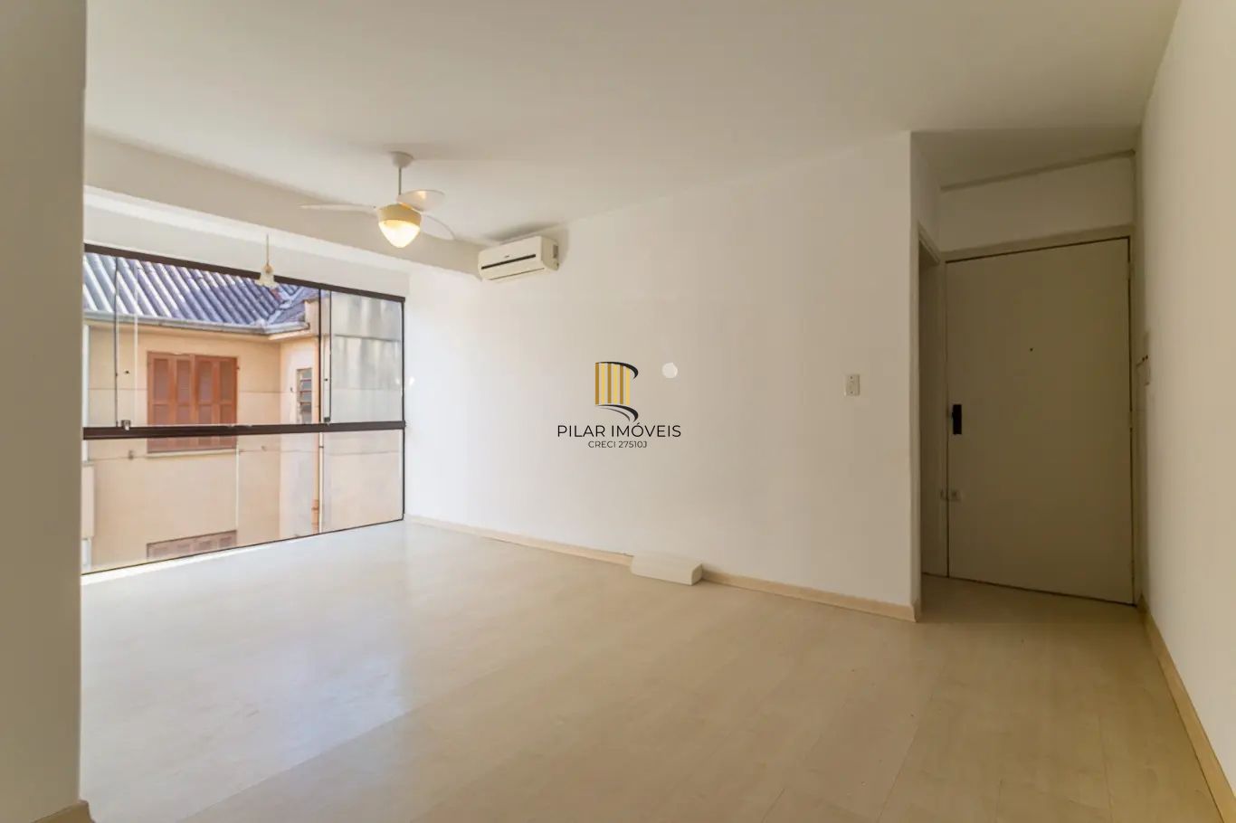 Apartamento com 3 dormitórios e 1 vaga de garagem no bairro Azenha.