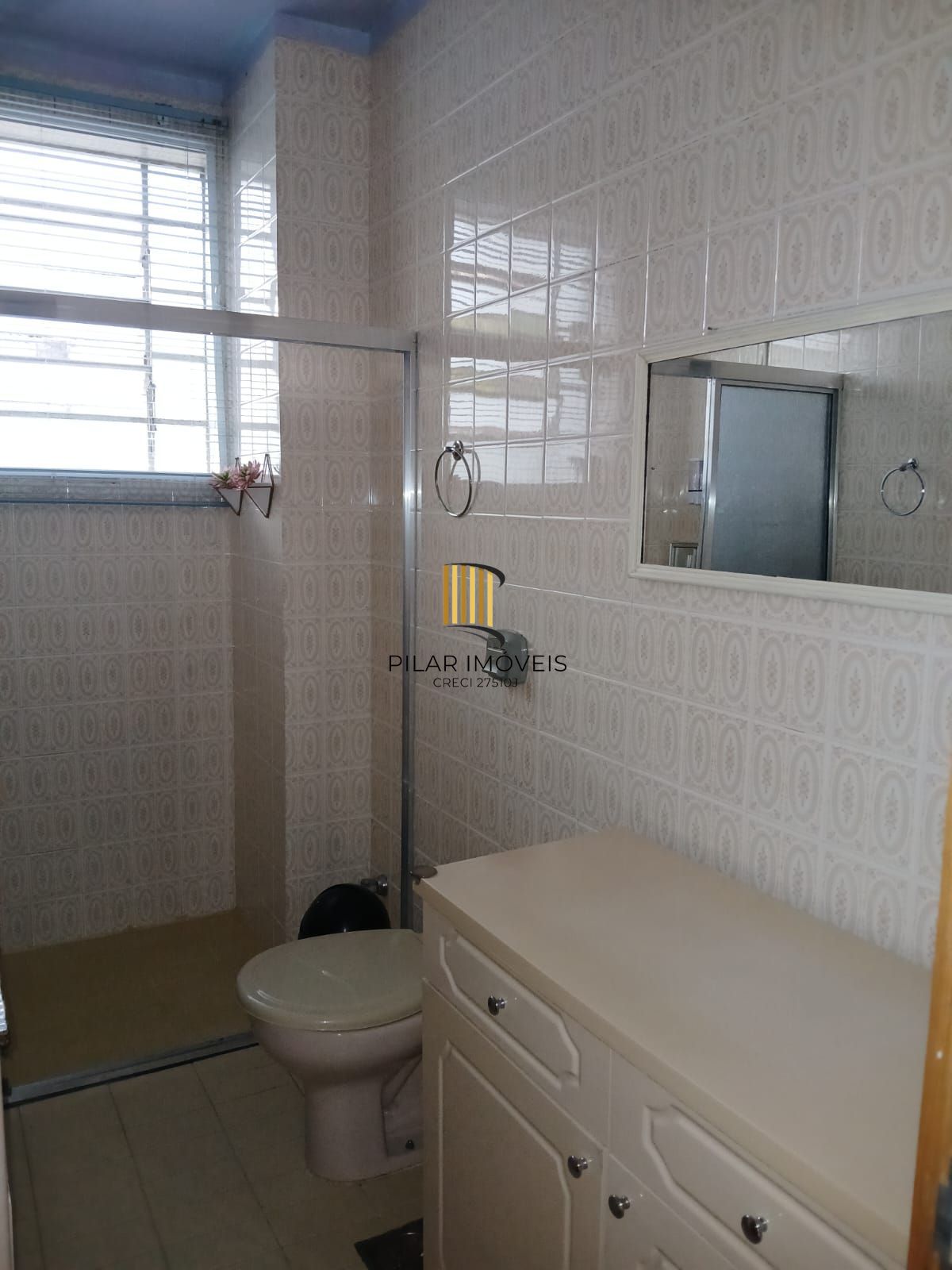 Apartamento com 2 dormitórios e 1 vaga de garagem no Bairro Floresta.
