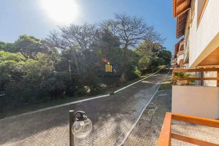 Casa em condominio, 3 domitórios, 1 suíte, lareira, churrasqueira e 2 vagas.