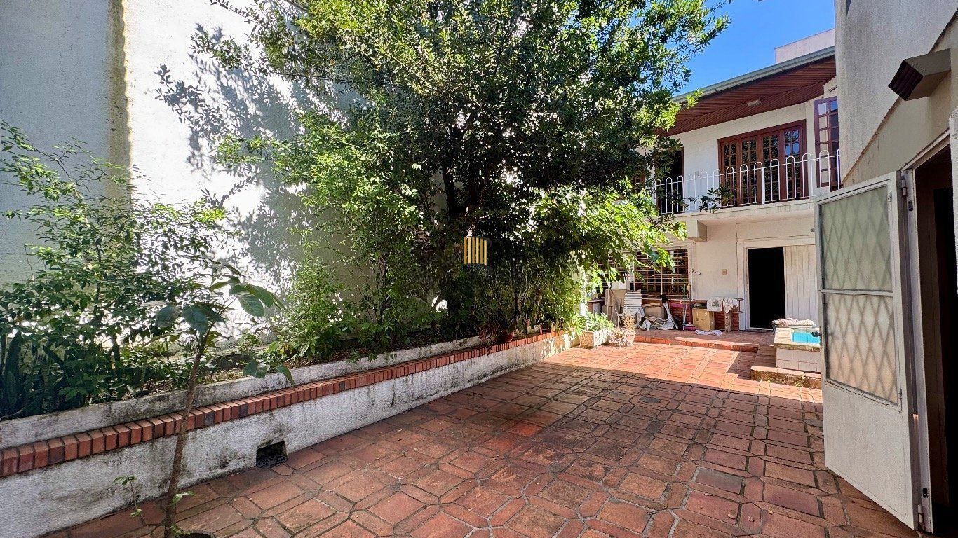 Casa com 350m², 4 quartos, 2 Suítes à venda em Azenha, Porto Alegre.