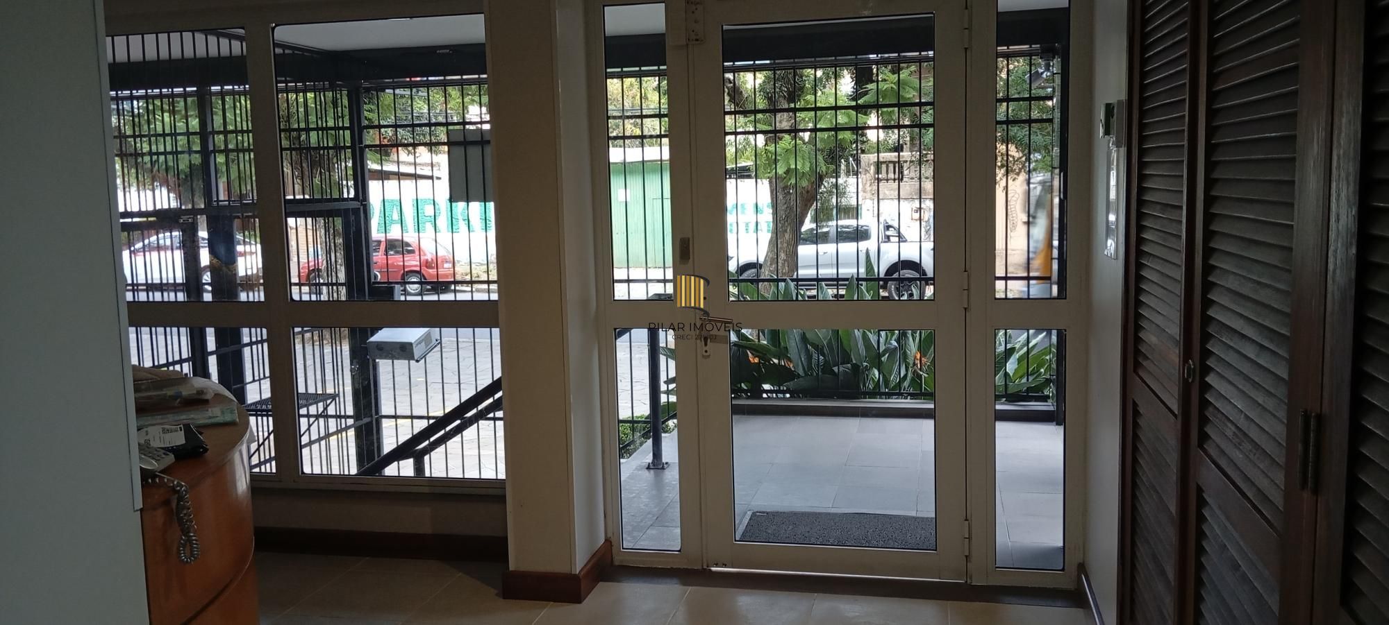 Apartamento com 2 Dormitórios, Vaga Dupla e Elevador no Floresta