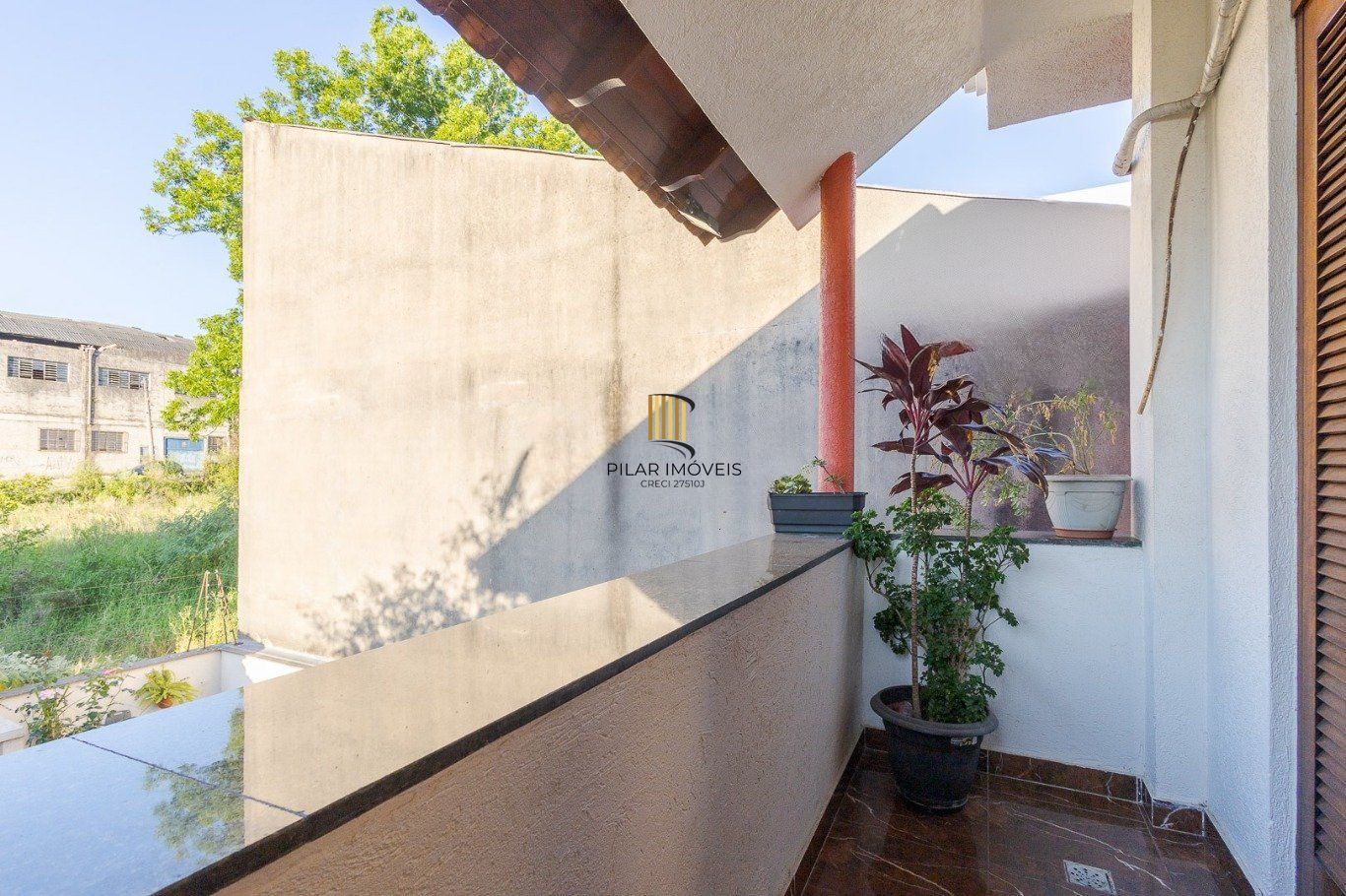 Casa de 297m² no centro de canoas, com 3 quartos, 1 suíte e 3 vagas de garagem.