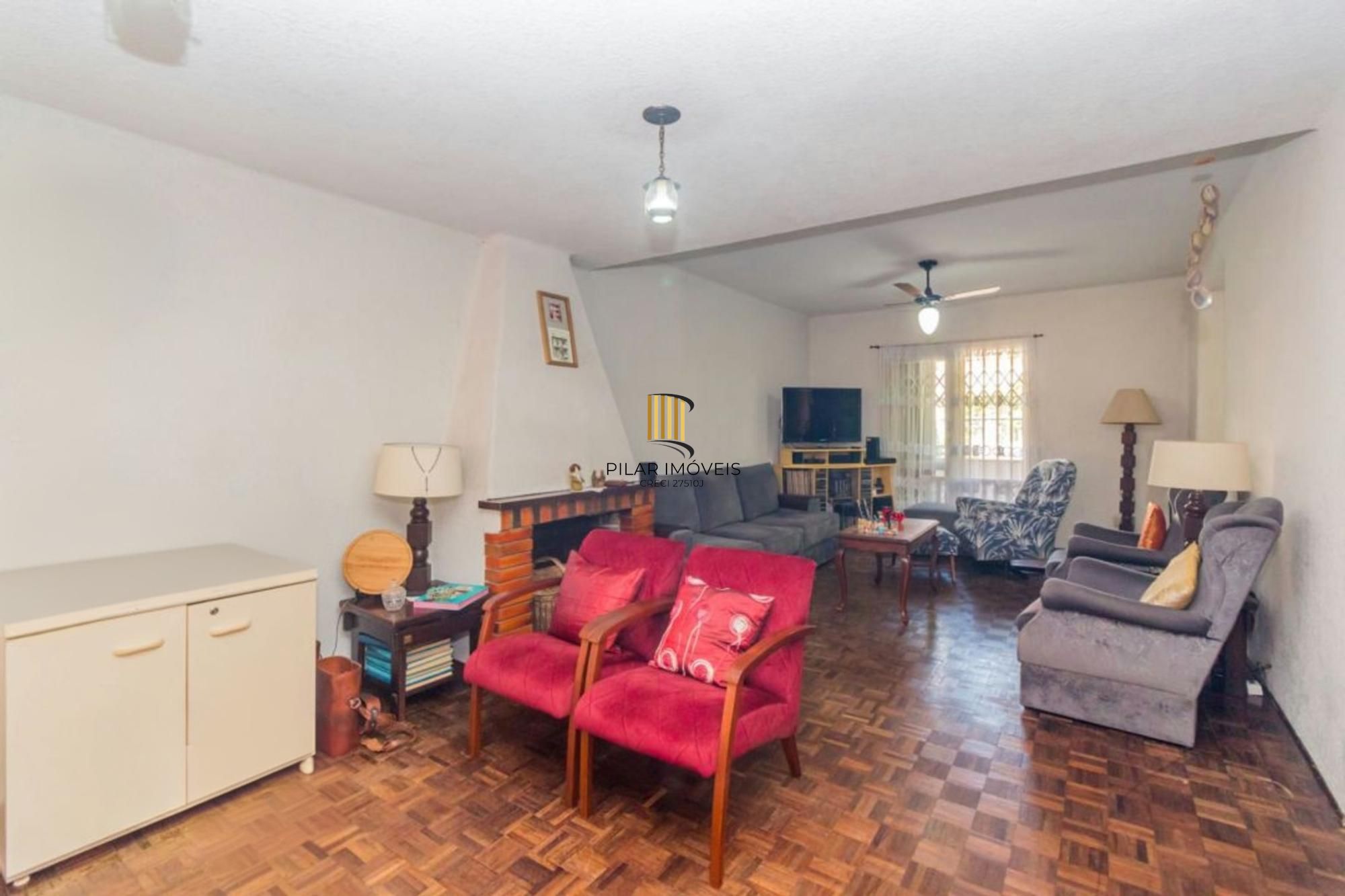 Casa com 255 metros privativos e pátio com piscina no Bairro Higienópolis