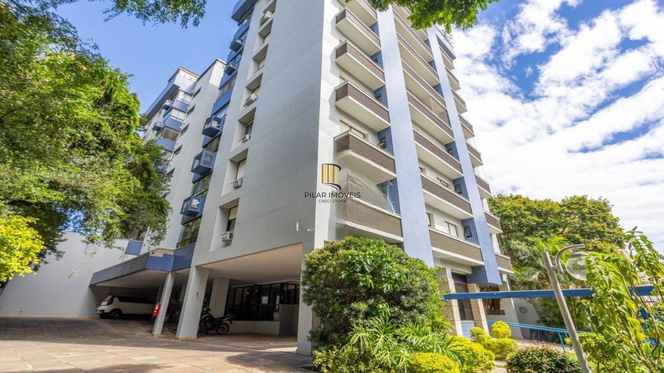 Cobertura com 3 Quartos, 1 suíte, 2 vagas e 211m²  no Petrópolis.