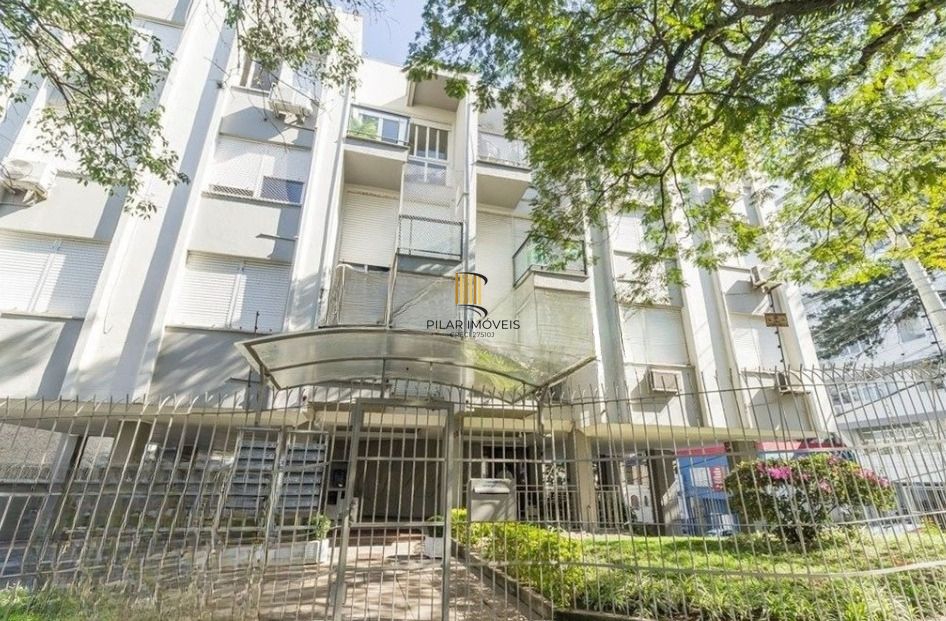 Apartamento de 2 dormitórios com sacada e 1 vaga no Petrópolis.