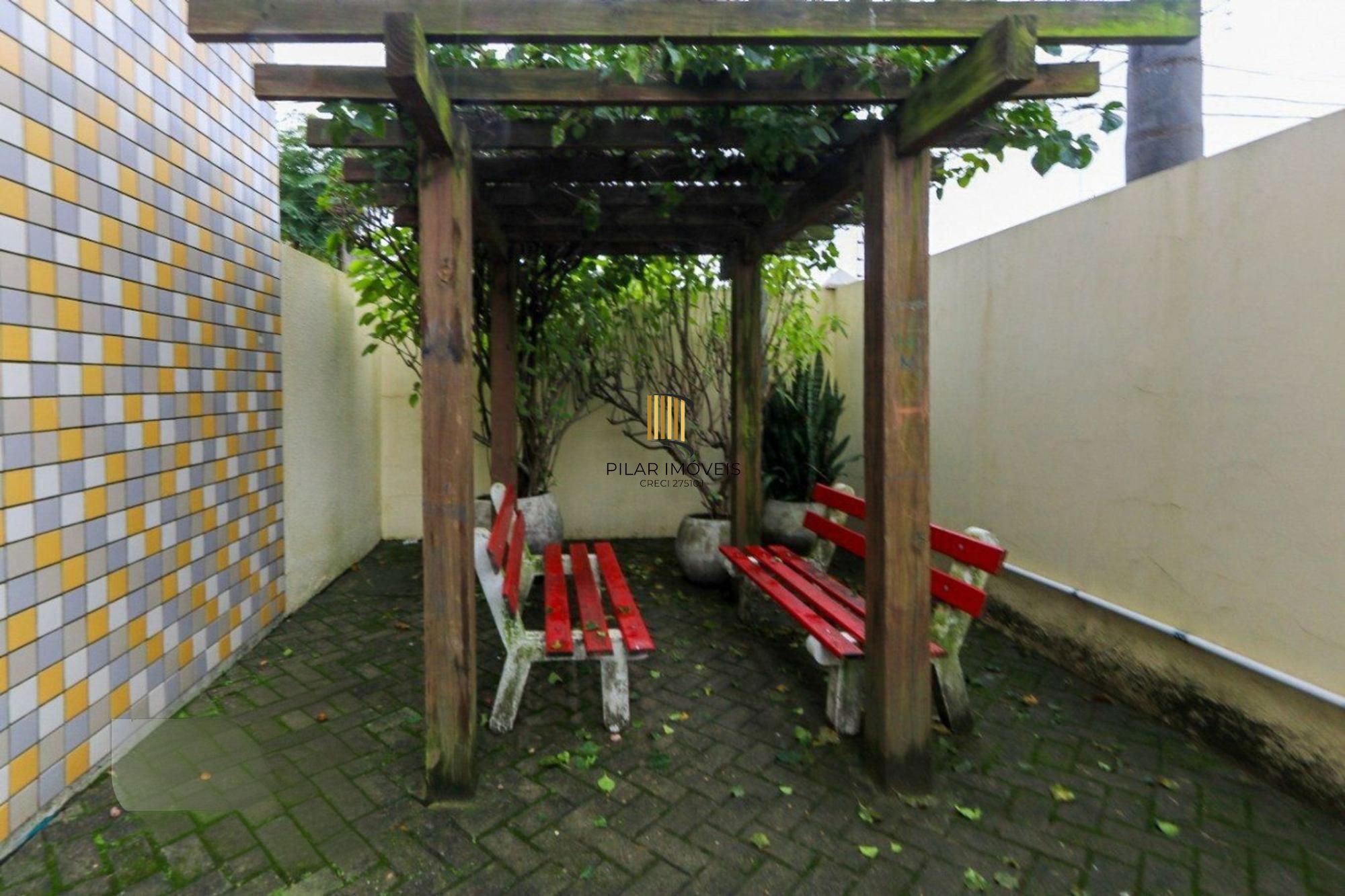 Casa em condomínio com 2 quartos e 2 vagas no bairro Marechal Rondon em Canoas.