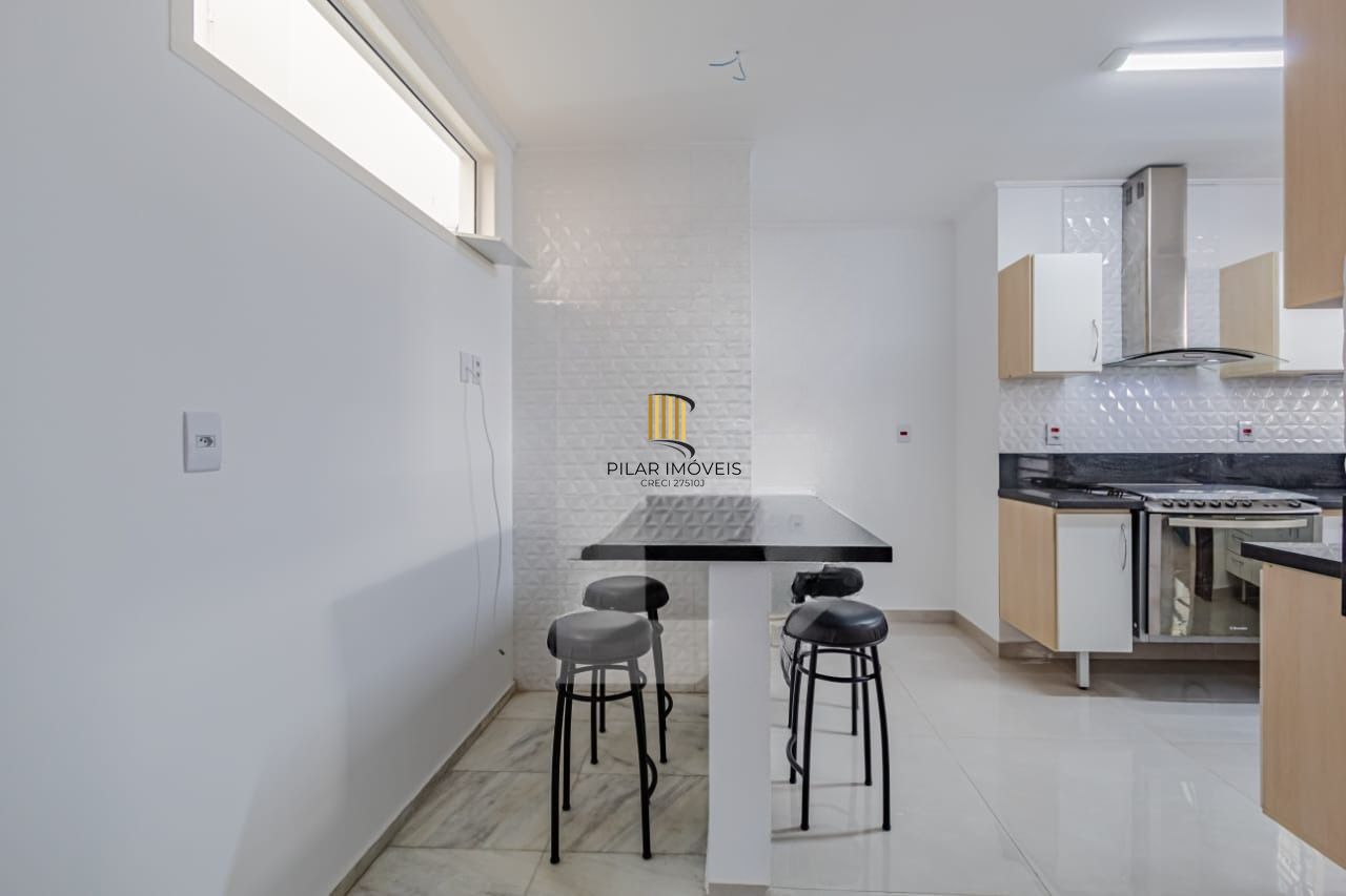 Casa com 3 dormitórios e 4 vagas no Bairro Jardim Lindóia