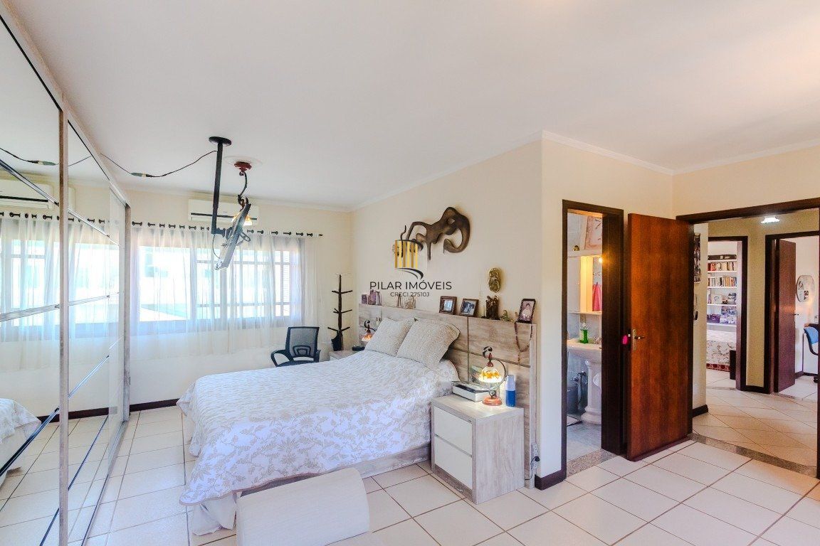 Casa de 4 dormitórios, sendo 1 suíte e 4 vagas de garagem em Canoas.