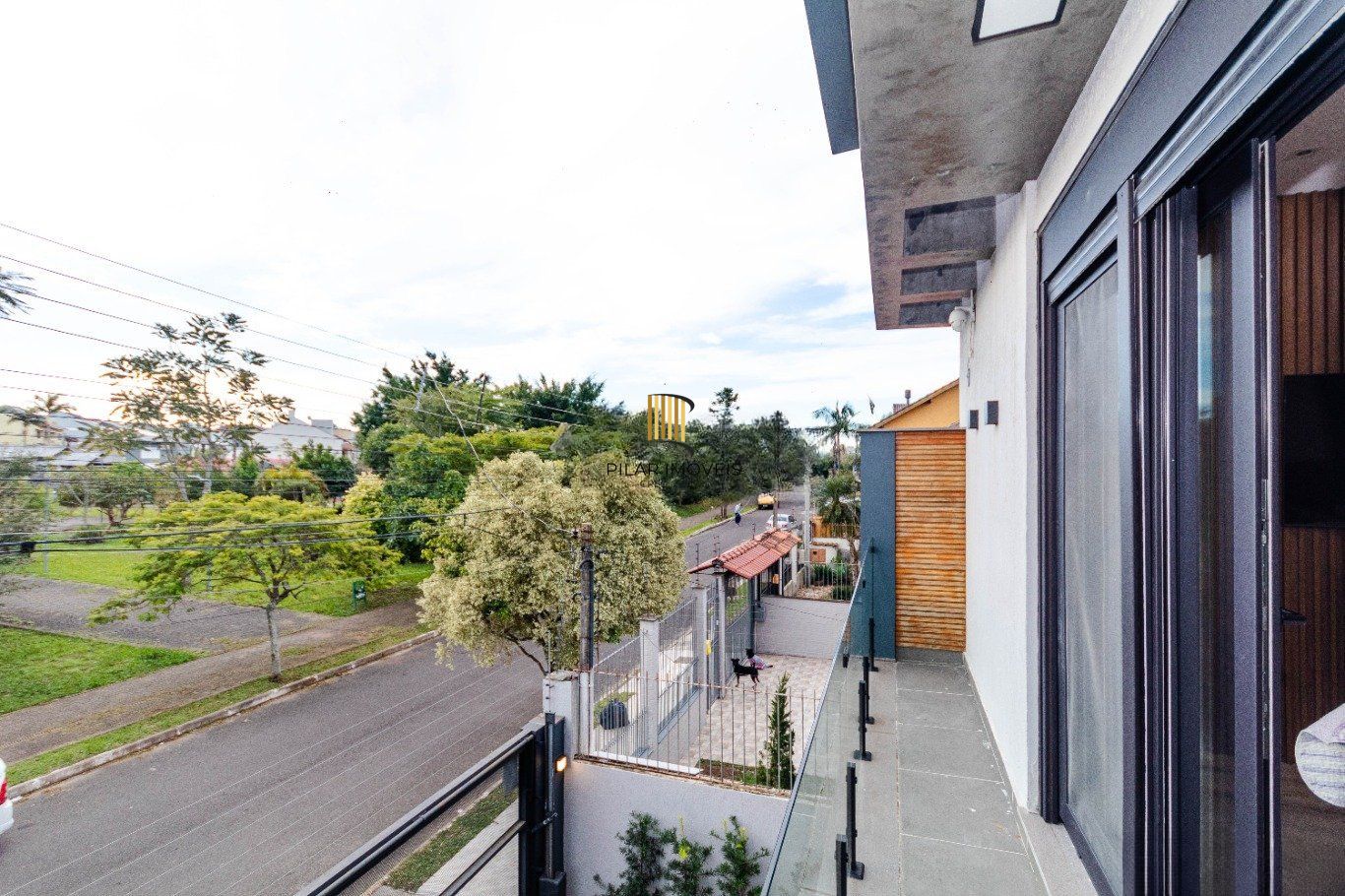 Casa com 4 quartos e 4 vagas  em Canoas.