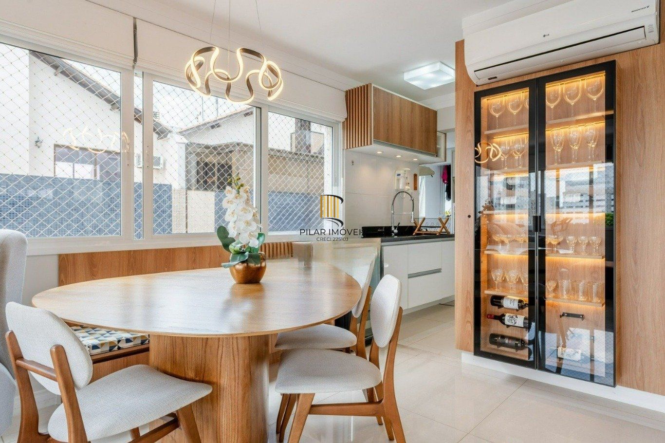 Apartamento com 3 quartos e 4 vagas no Menino Deus, Porto Alegre.