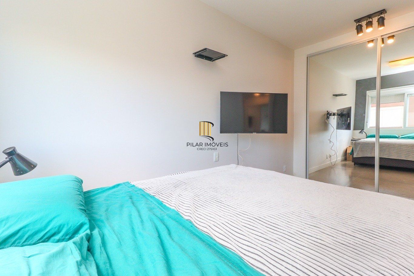 Apartamento de 3 dormitórios e 1 vaga de garagem no bairro Azenha/Porto Alegre.
