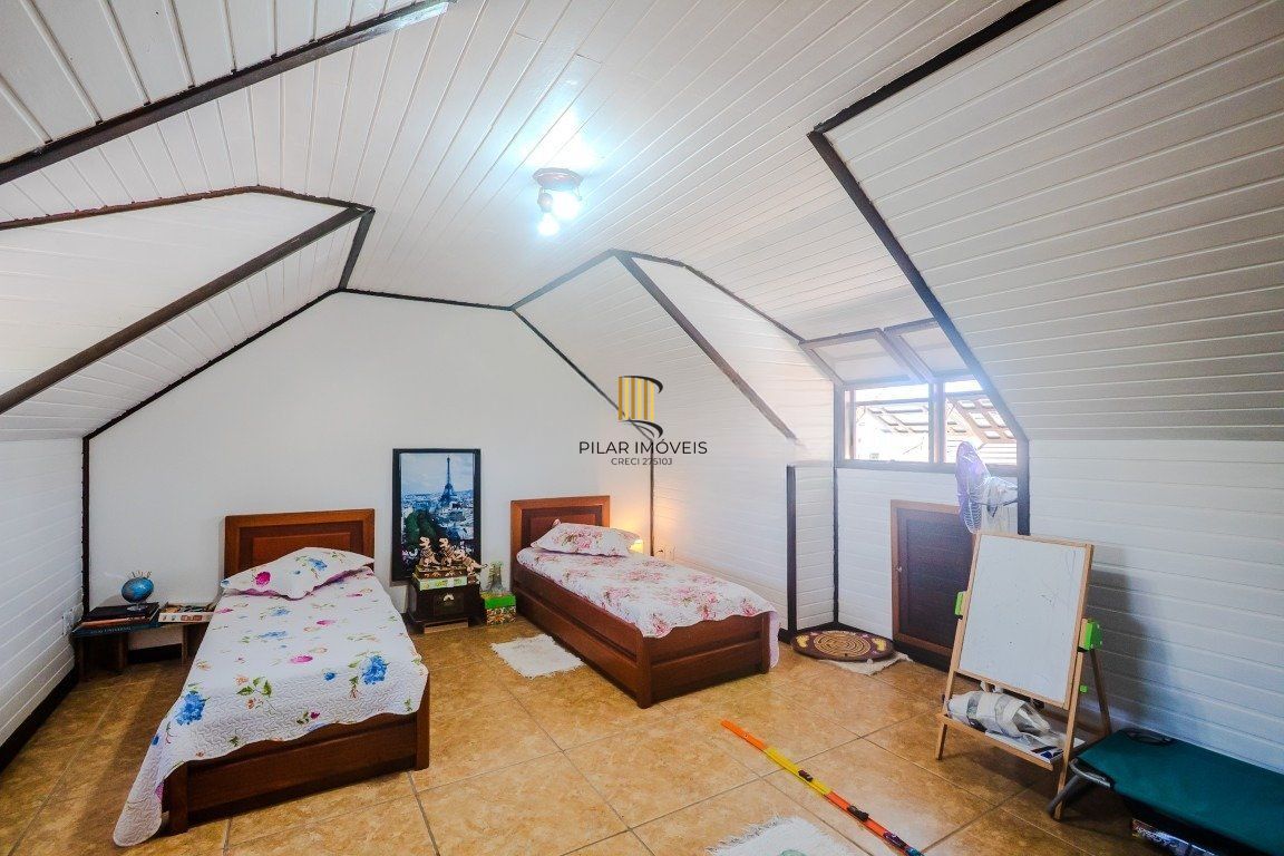 Casa de 4 dormitórios, sendo 1 suíte e 4 vagas de garagem em Canoas.