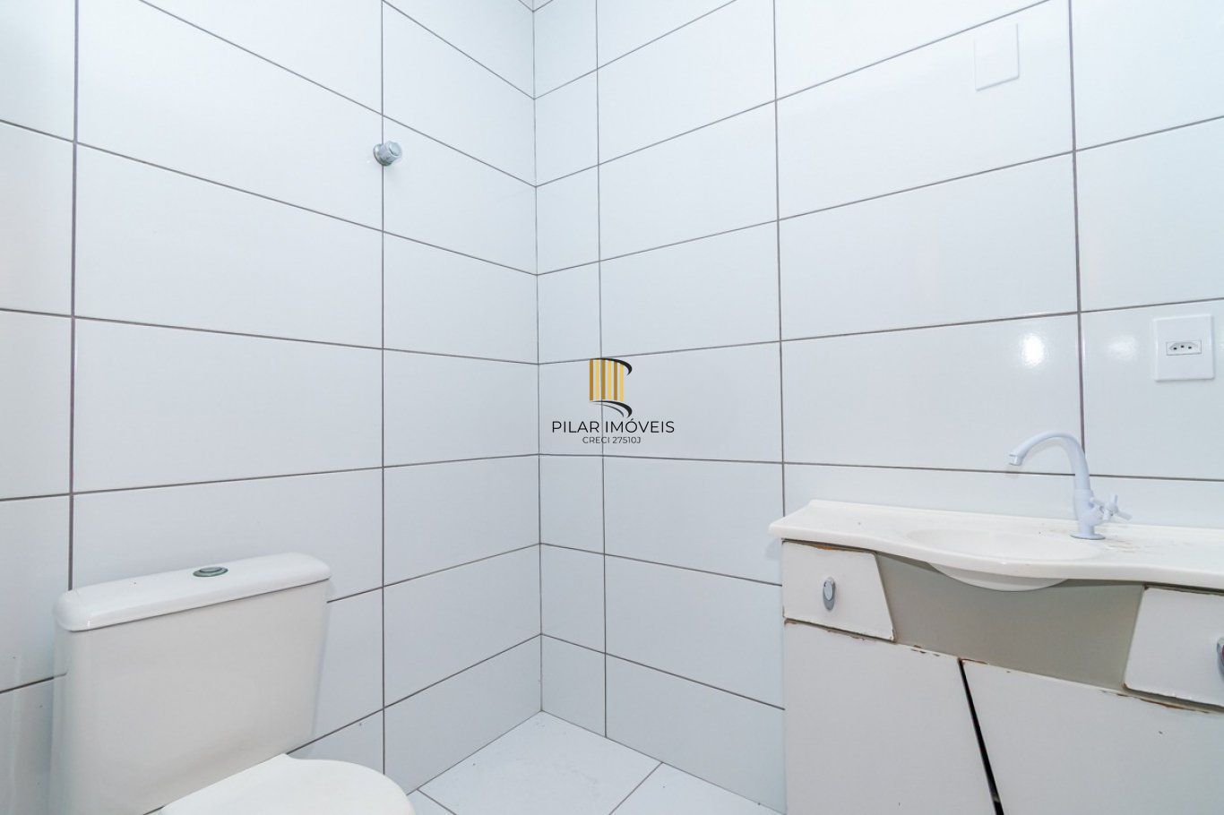 Casa de 2 dormitórios e 2 vagas de garagem em Cachoeirinha.