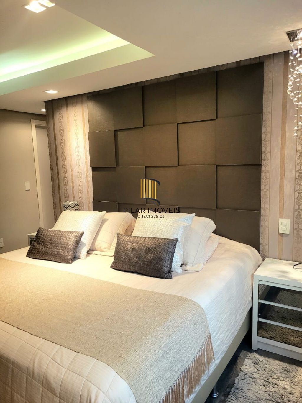 Apartamento com 4 dormitórios e 3 vagas de garagem no Bairro Petrópolis