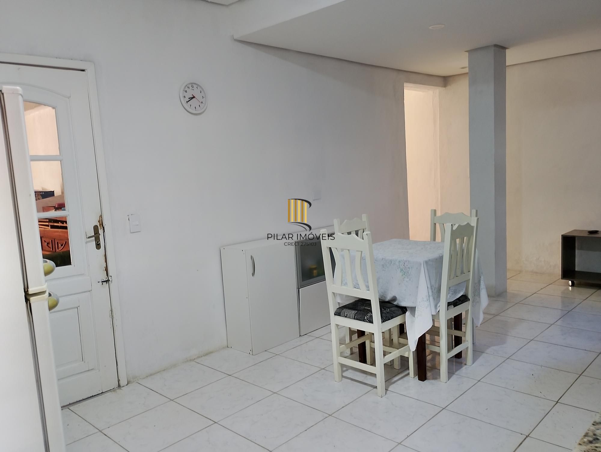 Casa com 3 quartos, 4 vagas de garagem e com pátio no bairro Parque Santa Fé