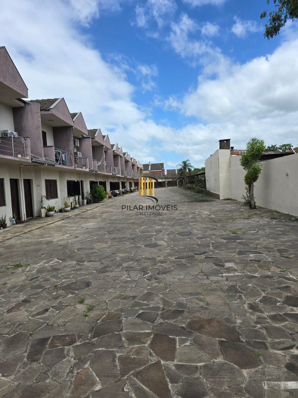 Casa de 3 dormitórios com  uma vaga de garagem no bairro Niterói Canoas.