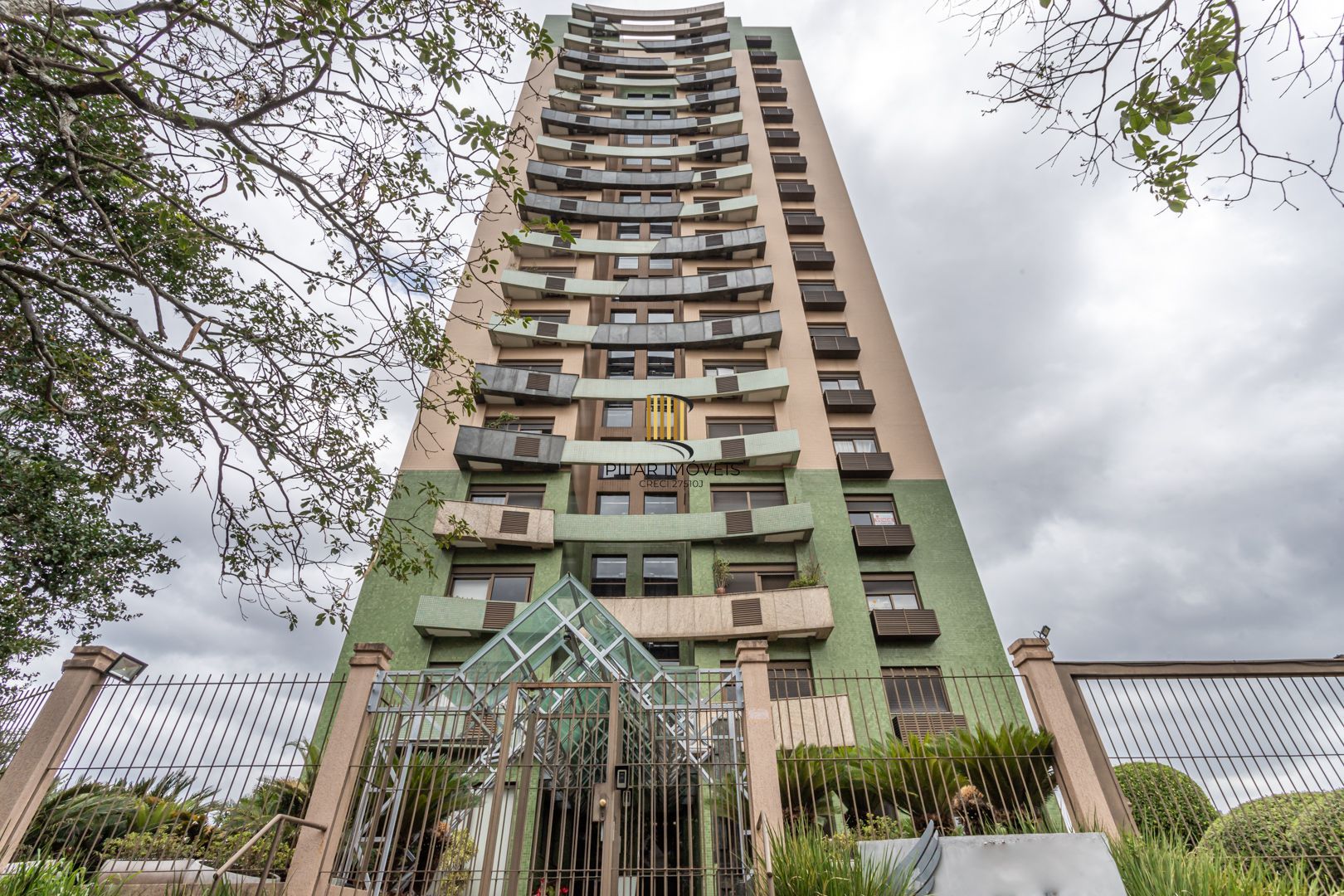 Apartamento de 97m², 2 dormitórios,1suíte, 3 vagas de garagem na rua Guararapes