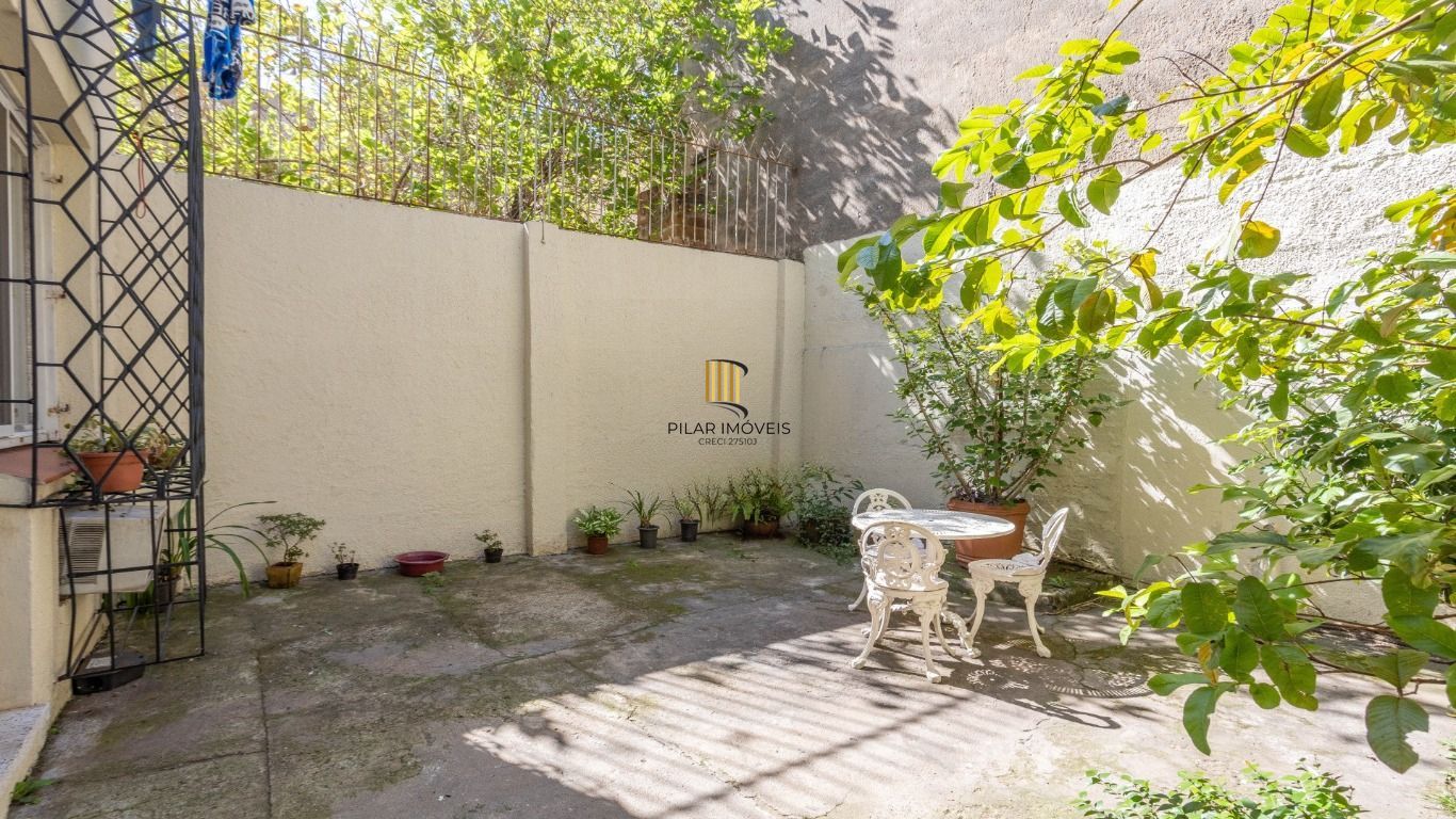 Apartamento térreo com pátio à venda no Bom Fim – 2 dormitórios e dependência