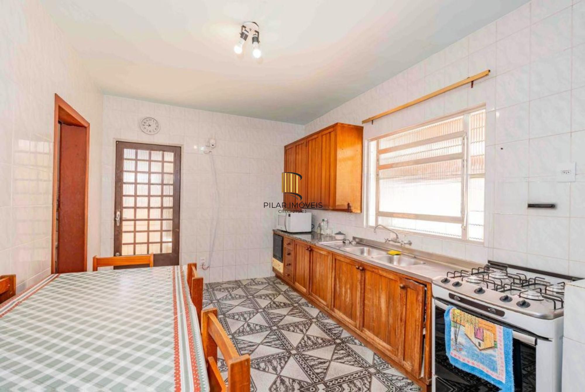 Casa de 2 quartos, 2 banheiros,pátio,churrasqueira, 7 vagas no bairro Guarujá.