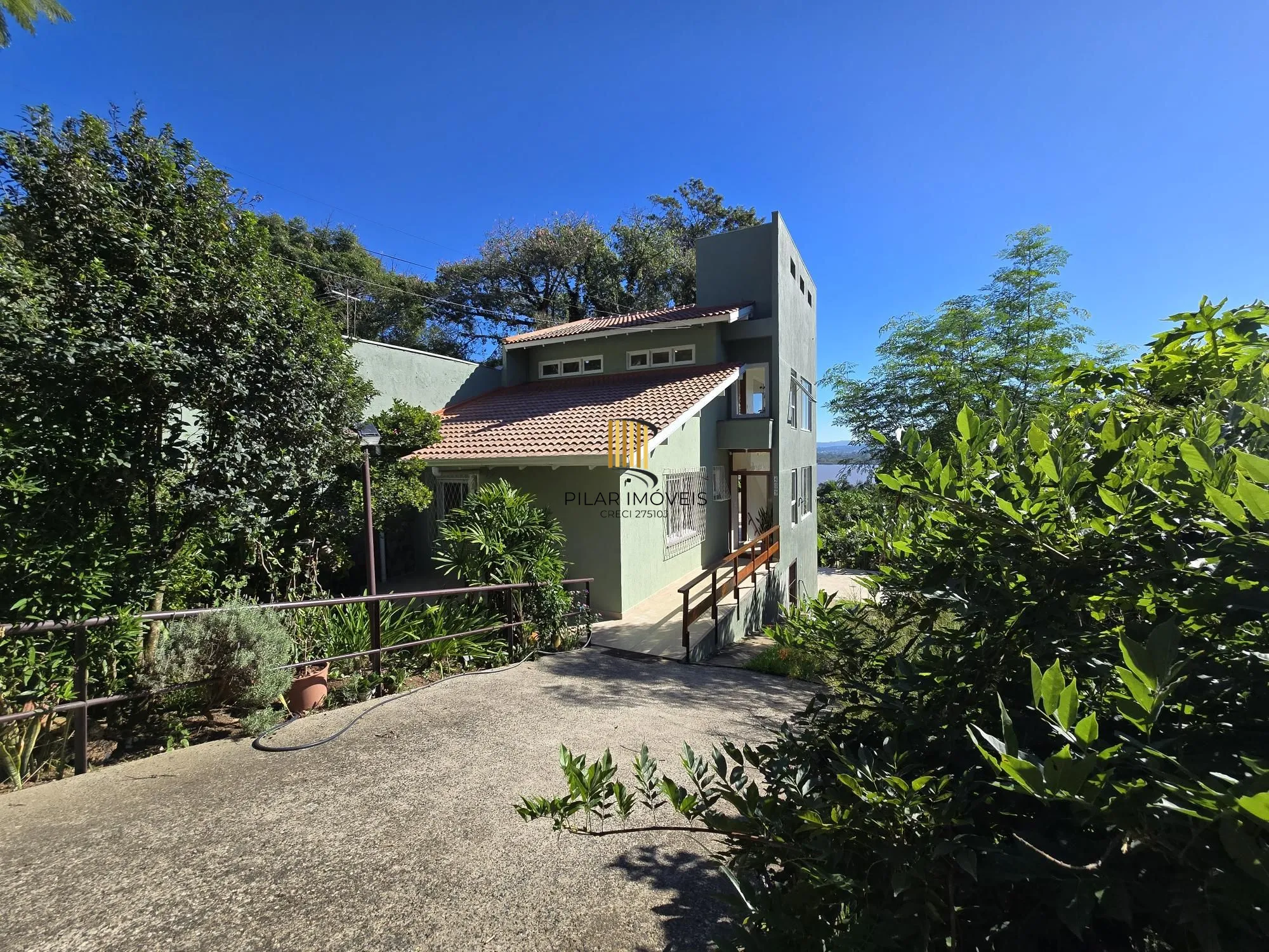 Casa 3 dormitórios, 1 suíte, 4 vagas 210 m² privativos no Belém Novo.
