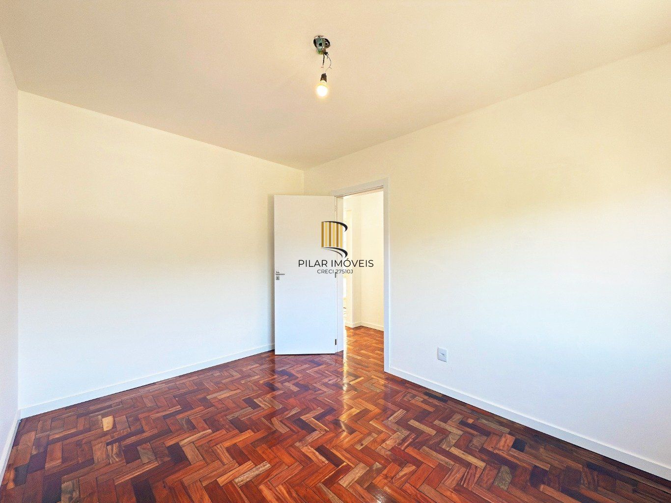 Cobertura com 2 quartos, vaga, elevador e churrasqueira  no bairro Cristal.