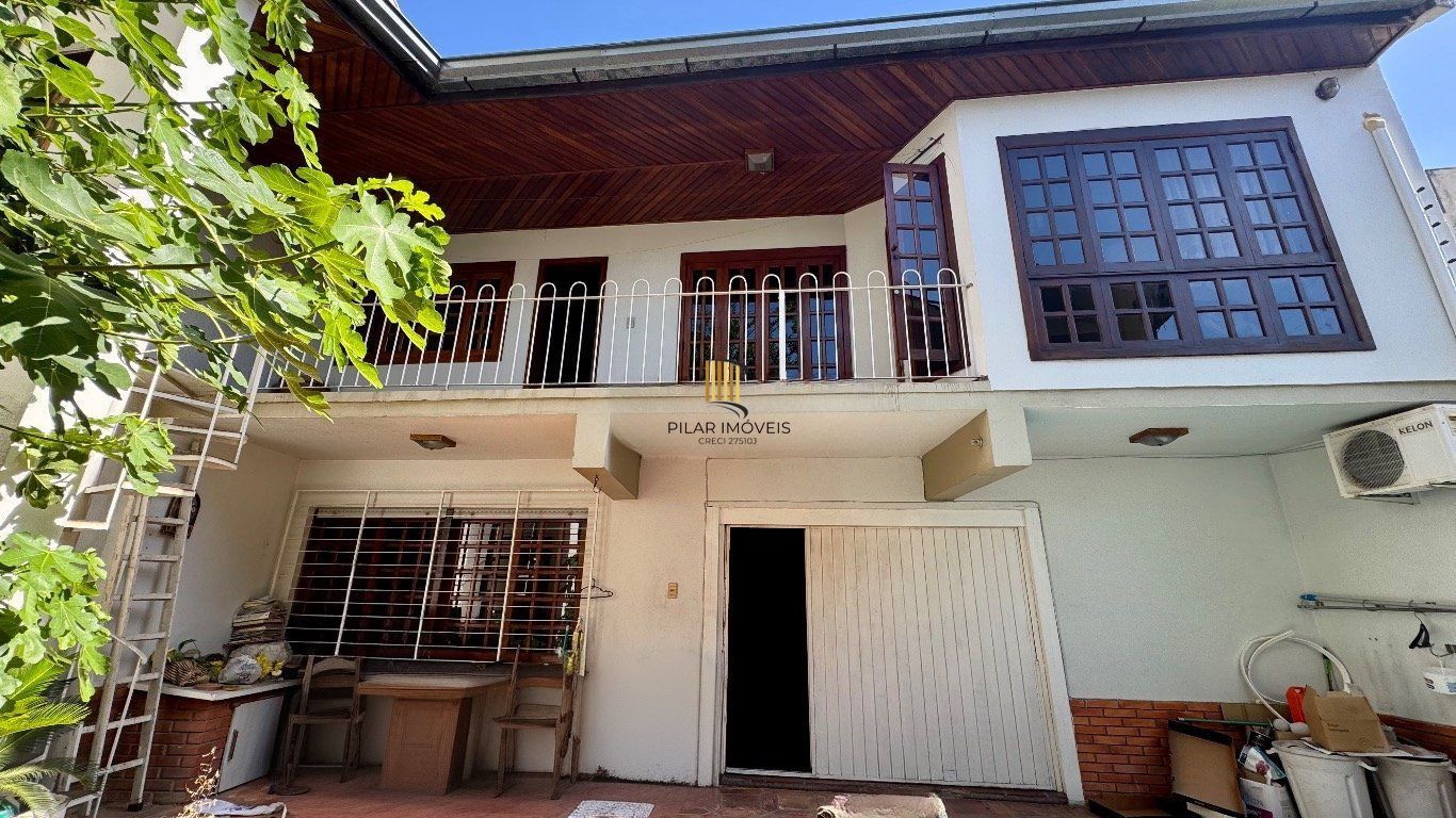 Casa com 350m², 4 quartos, 2 Suítes à venda em Azenha, Porto Alegre.