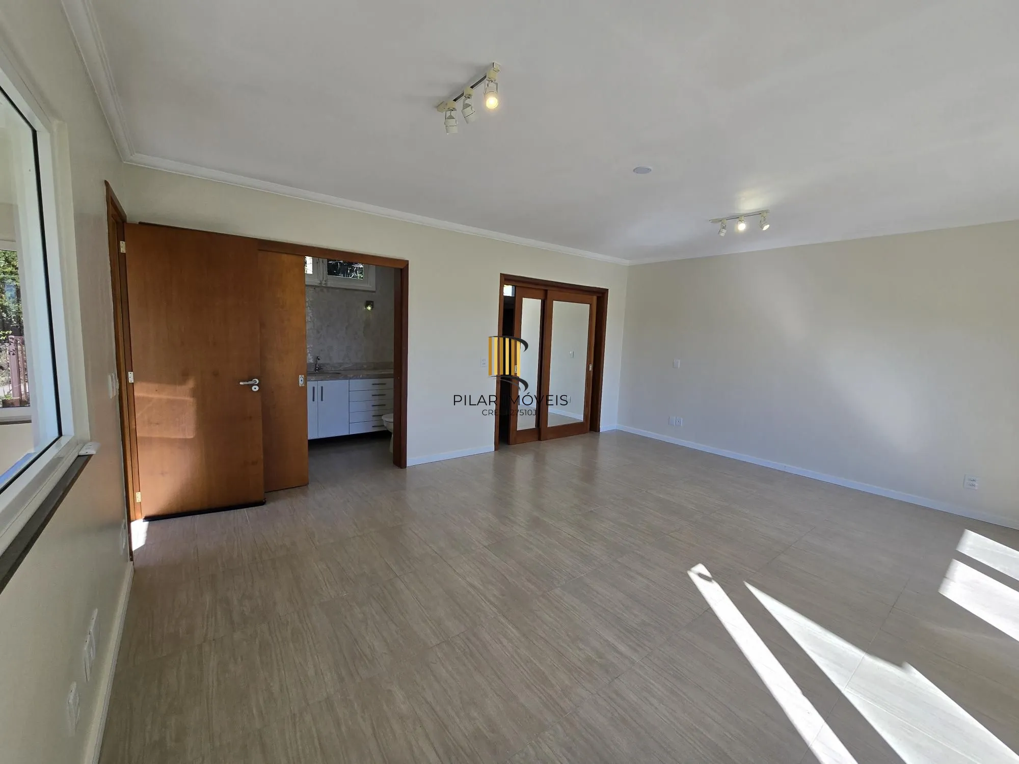 Casa 3 dormitórios, 1 suíte, 4 vagas 210 m² privativos no Belém Novo.
