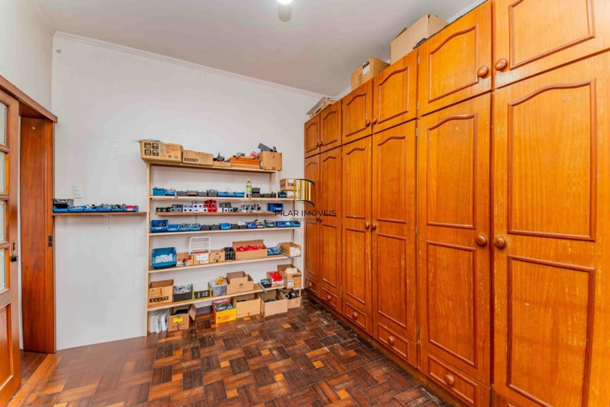 Casa de 3 quartos, churrasqueira, terraço, 2 vagas no bairro Glória.