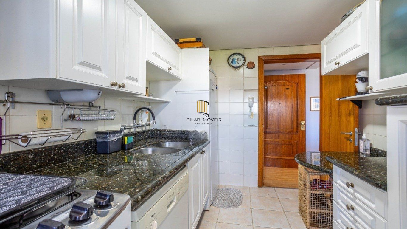 Cobertura com 3 Quartos, 1 suíte, 2 vagas e 211m²  no Petrópolis.